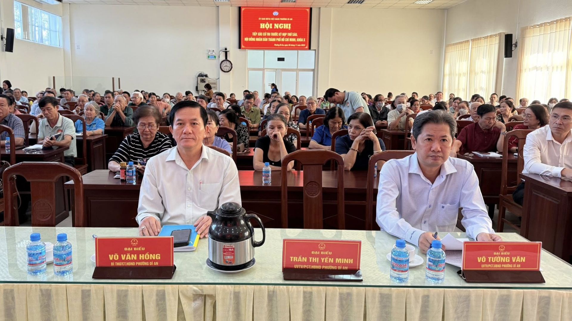 C&oacute; thể l&agrave; h&igrave;nh ảnh về một hoặc nhiều người v&agrave; văn bản