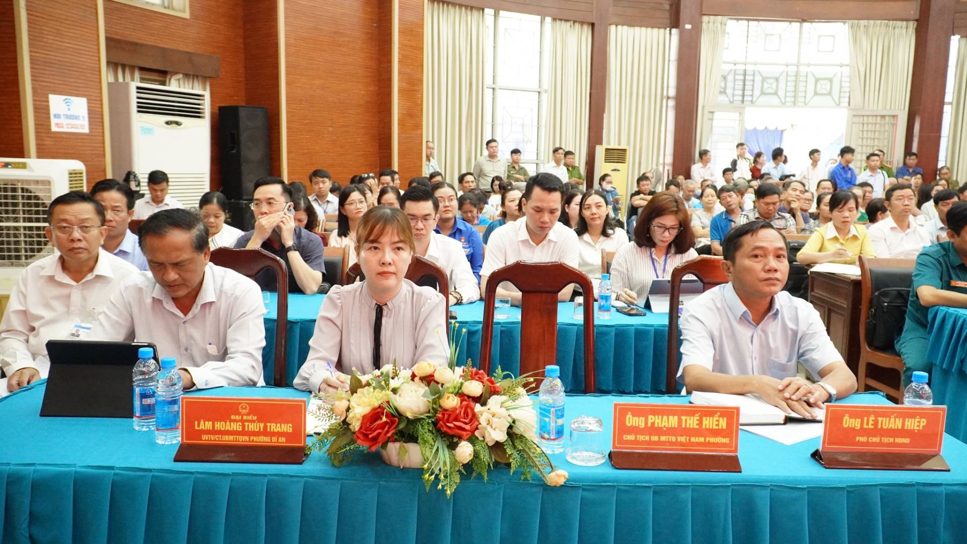 C&oacute; thể l&agrave; h&igrave;nh ảnh về một hoặc nhiều người, c&aacute;i bục v&agrave; văn bản