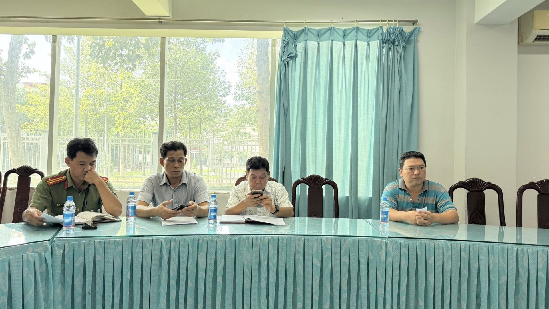 C&oacute; thể l&agrave; h&igrave;nh ảnh về một hoặc nhiều người, mọi người đang học v&agrave; b&agrave;n