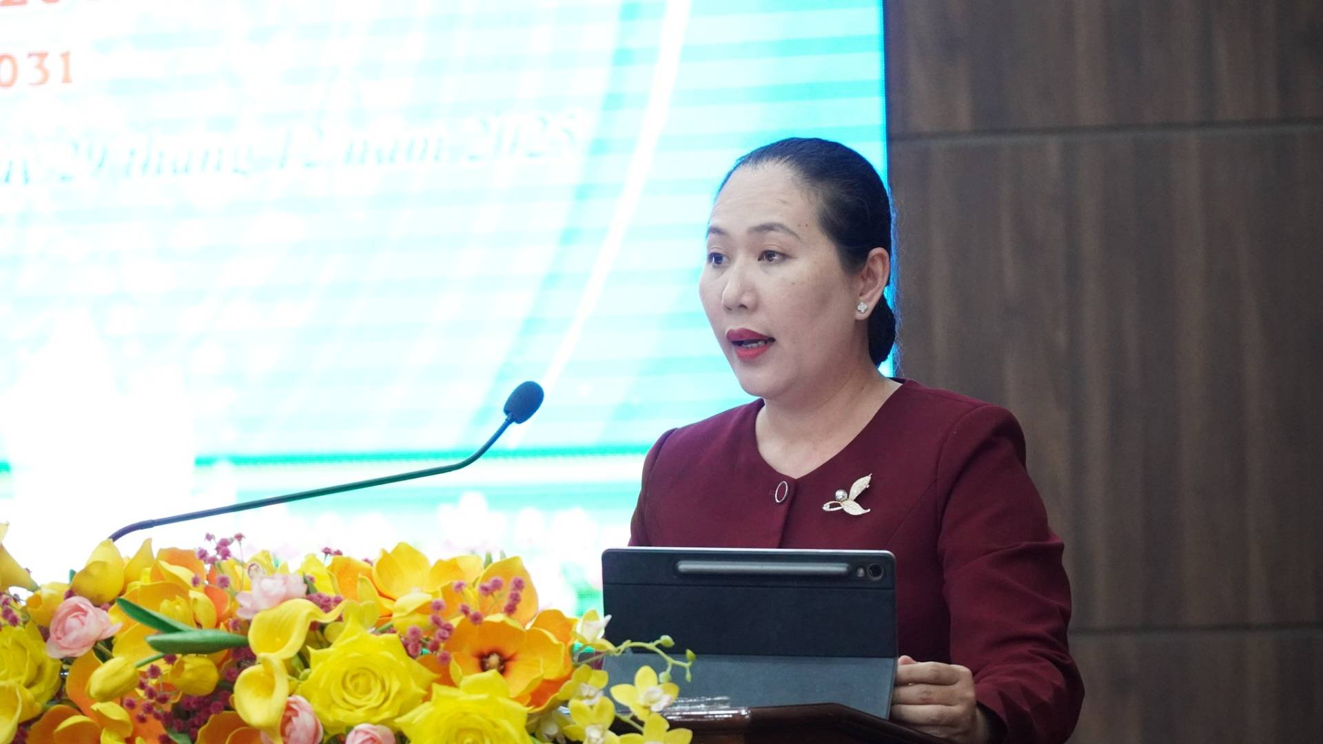 C&oacute; thể l&agrave; h&igrave;nh ảnh về một hoặc nhiều người, mọi người đang học v&agrave; văn bản