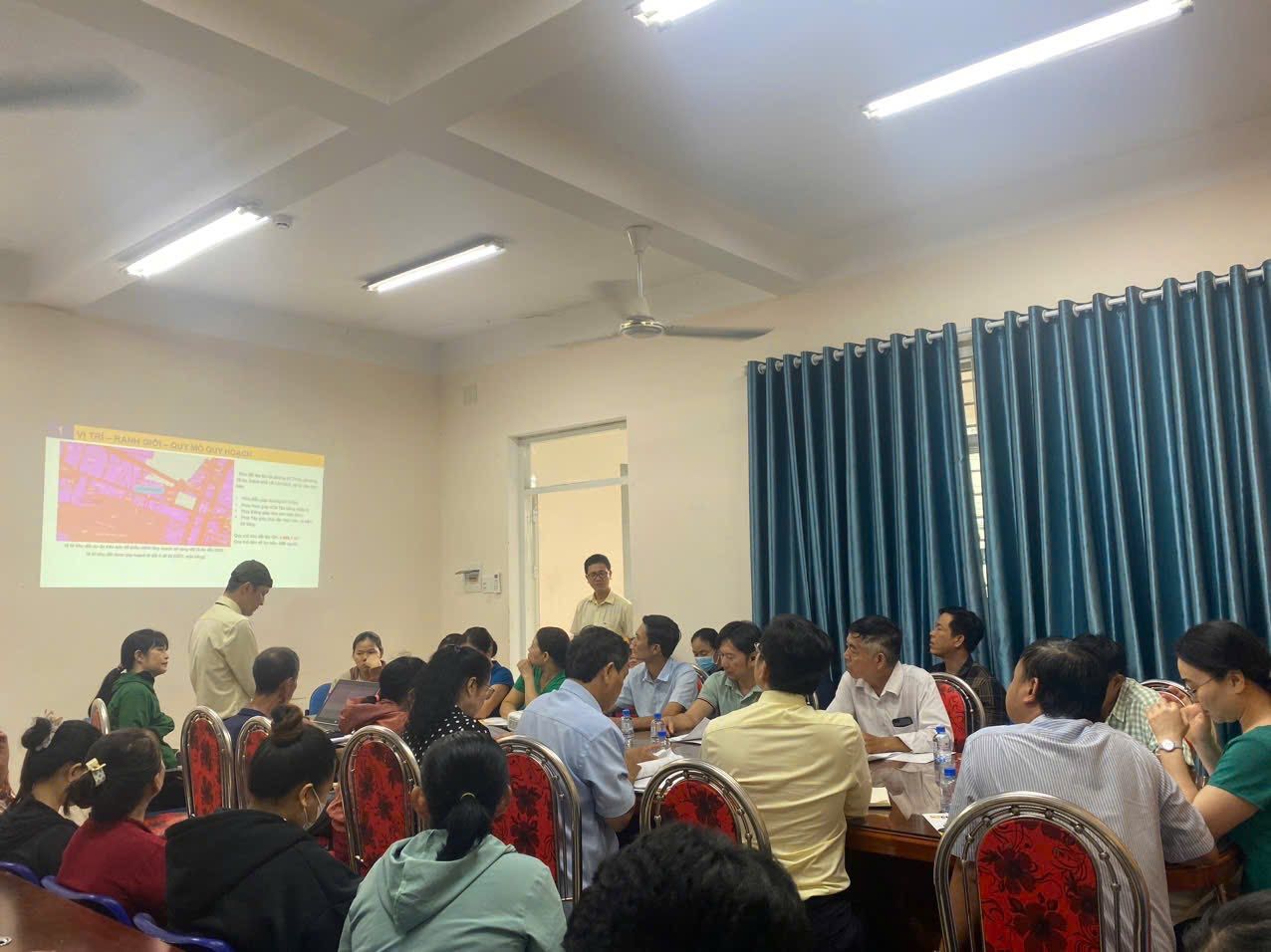 C&oacute; thể l&agrave; h&igrave;nh ảnh về một hoặc nhiều người v&agrave; mọi người đang học