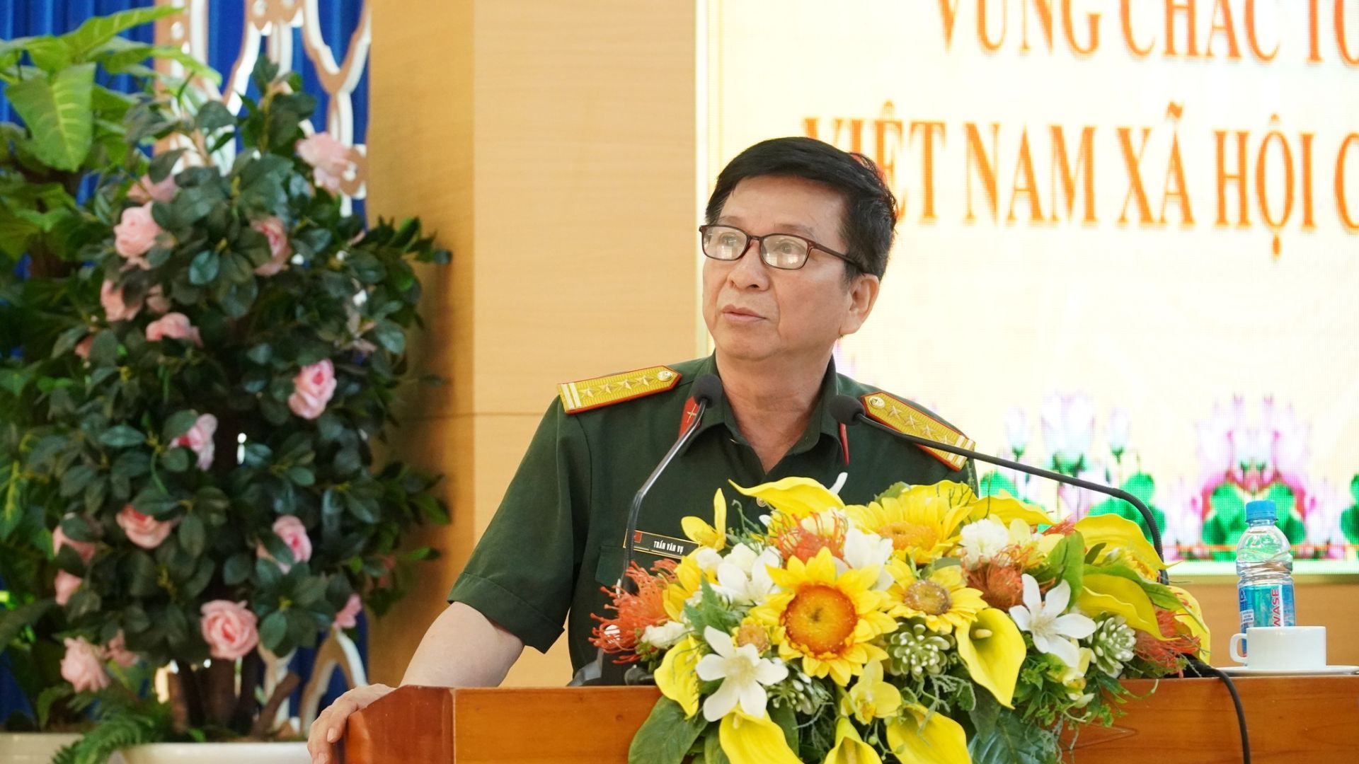 C&oacute; thể l&agrave; h&igrave;nh ảnh về c&aacute;i bục v&agrave; văn bản