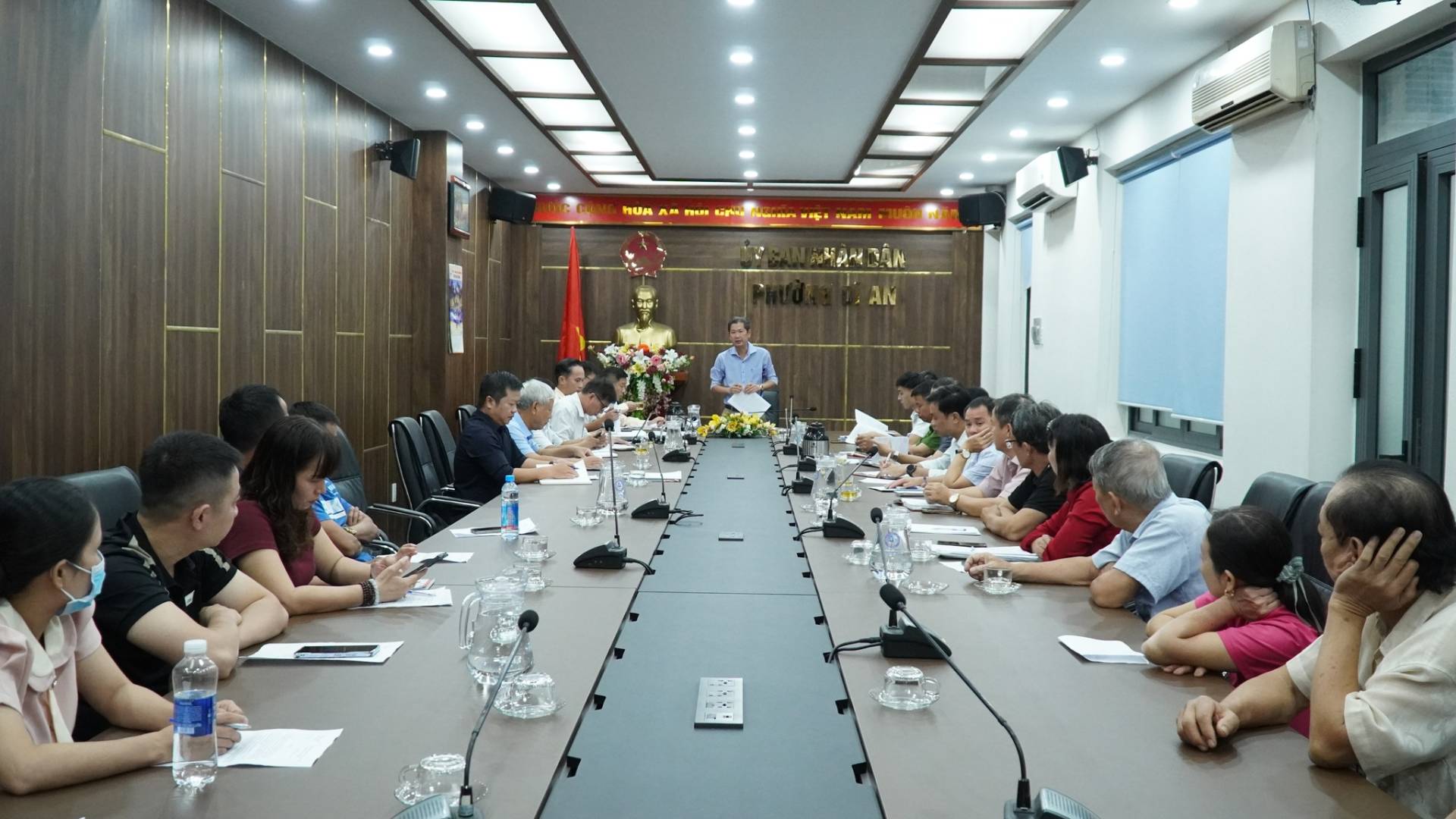 C&oacute; thể l&agrave; h&igrave;nh ảnh về một hoặc nhiều người, mọi người đang học, b&agrave;n v&agrave; văn bản