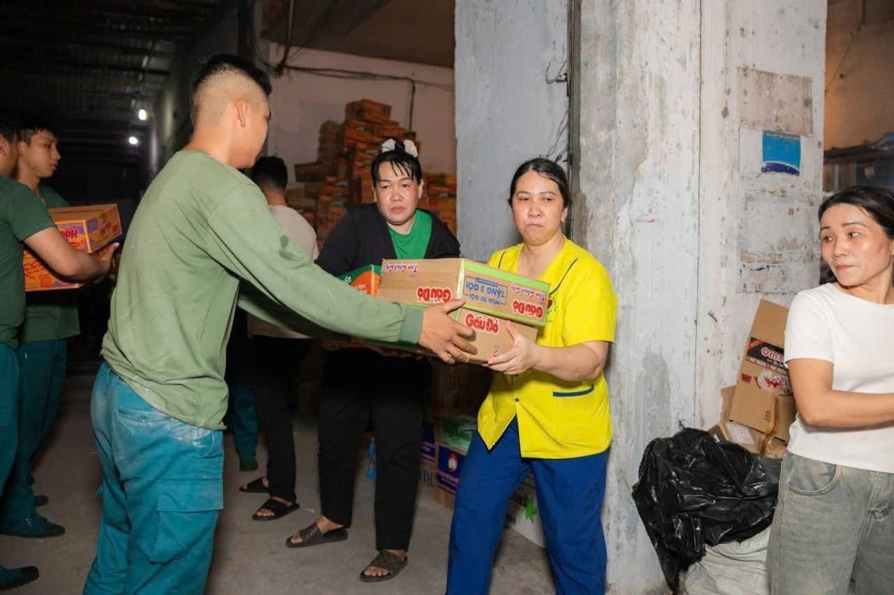 C&oacute; thể l&agrave; h&igrave;nh ảnh về một hoặc nhiều người v&agrave; văn bản