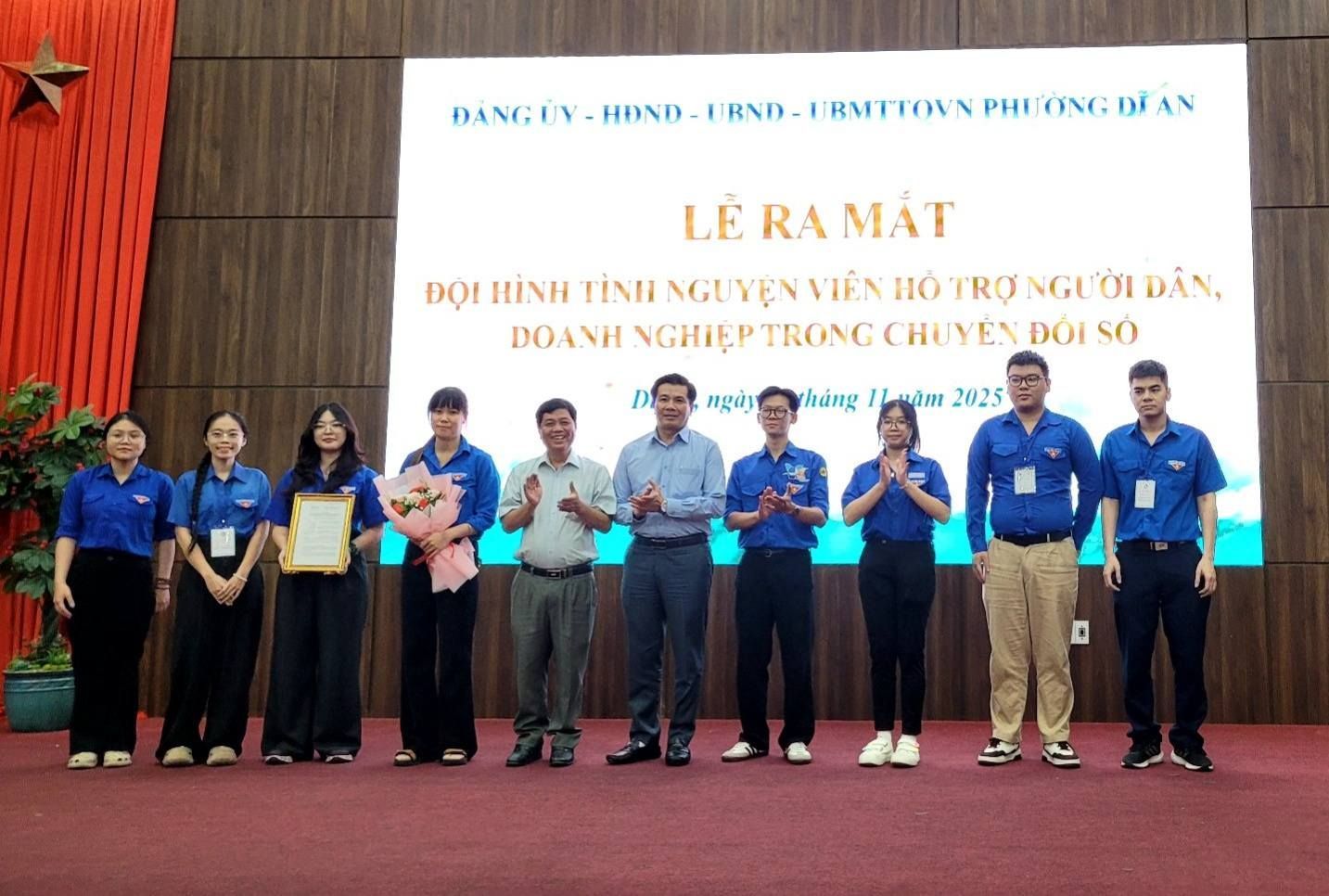 C&oacute; thể l&agrave; h&igrave;nh ảnh về một hoặc nhiều người v&agrave; văn bản