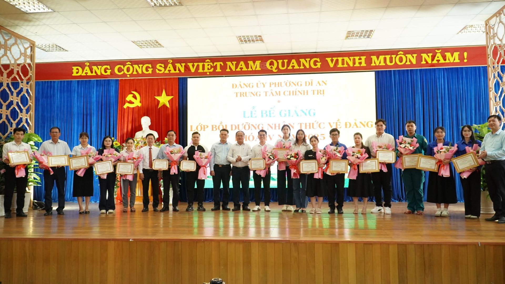 C&oacute; thể l&agrave; h&igrave;nh ảnh về đang khi&ecirc;u vũ v&agrave; văn bản cho biết 'NNNE 楽 信通料局限 再田屋理! ĐẢNG CỘNG SẢN VIỆT NAM QUANG VINH MU&Ocirc;N NĂM! ! D&Agrave;NG PHU ONG DI IN TRUNG rA.M CHINH TRỊ LE B&Eacute; GIANG LỚP BỒI DƯỠNG THỨC V&Ecirc; ĐẢNG'