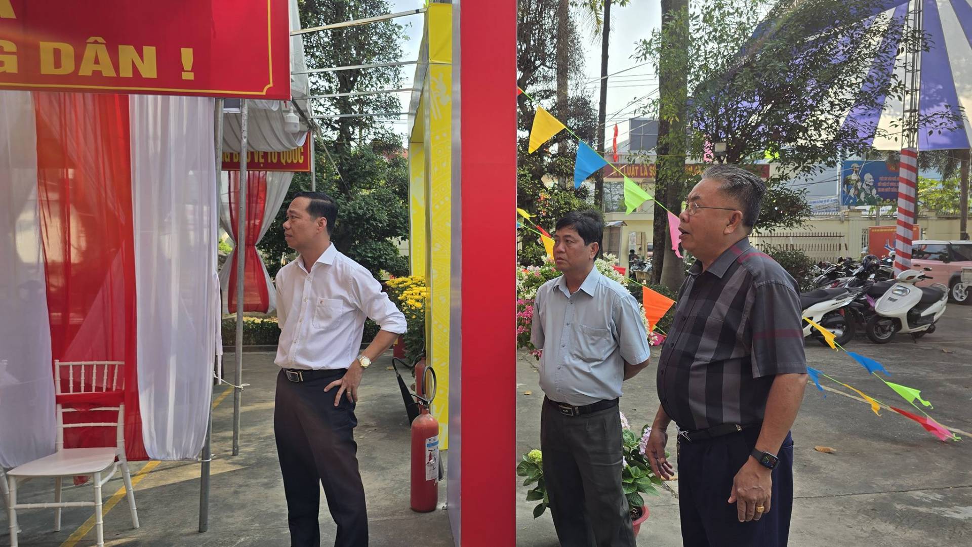 C&oacute; thể l&agrave; h&igrave;nh ảnh về một hoặc nhiều người v&agrave; văn bản cho biết 'D&Acirc;N !'