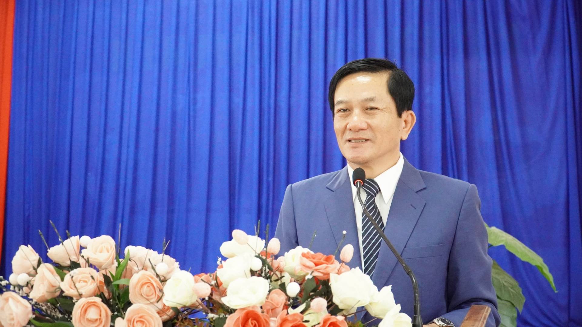 C&oacute; thể l&agrave; h&igrave;nh ảnh về c&aacute;i bục v&agrave; ph&ograve;ng tin tức