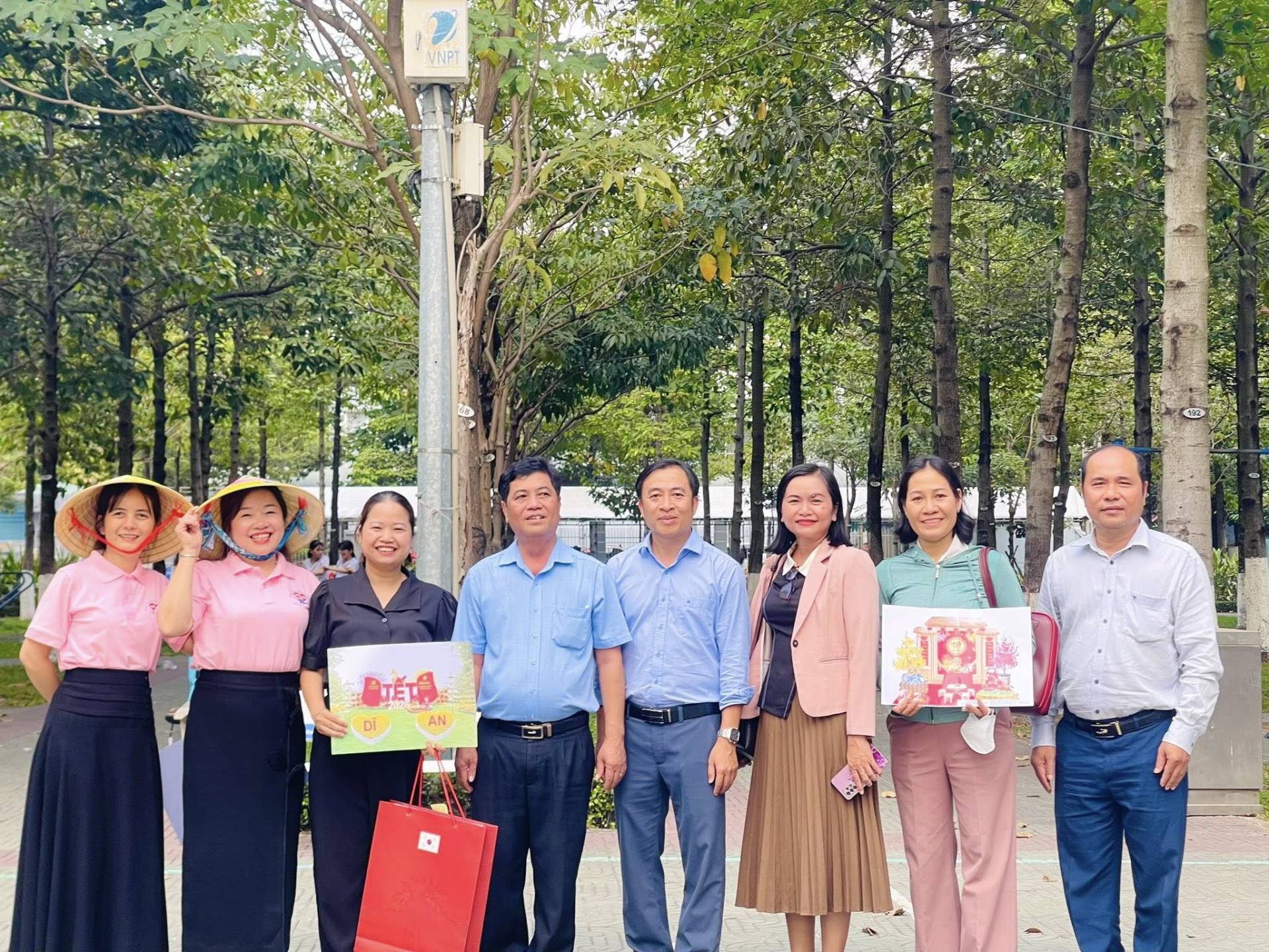 C&oacute; thể l&agrave; h&igrave;nh ảnh về một hoặc nhiều người v&agrave; văn bản