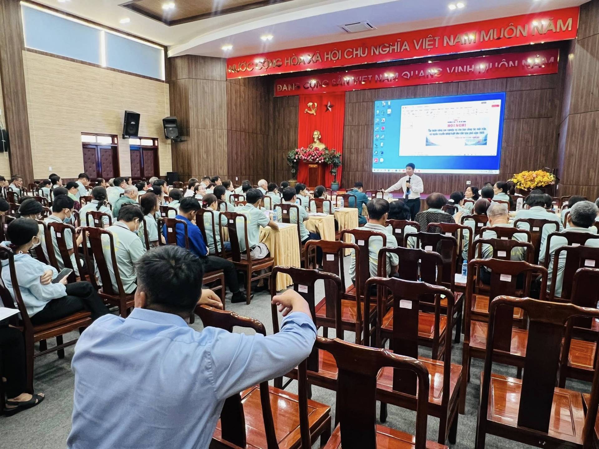 C&oacute; thể l&agrave; h&igrave;nh ảnh về một hoặc nhiều người, c&aacute;i bục v&agrave; văn bản