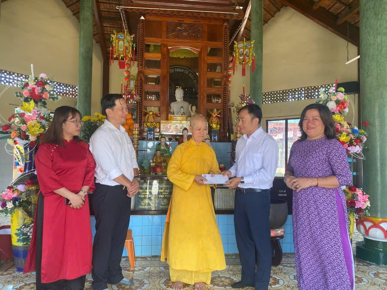 C&oacute; thể l&agrave; h&igrave;nh ảnh về đền thờ v&agrave; văn bản