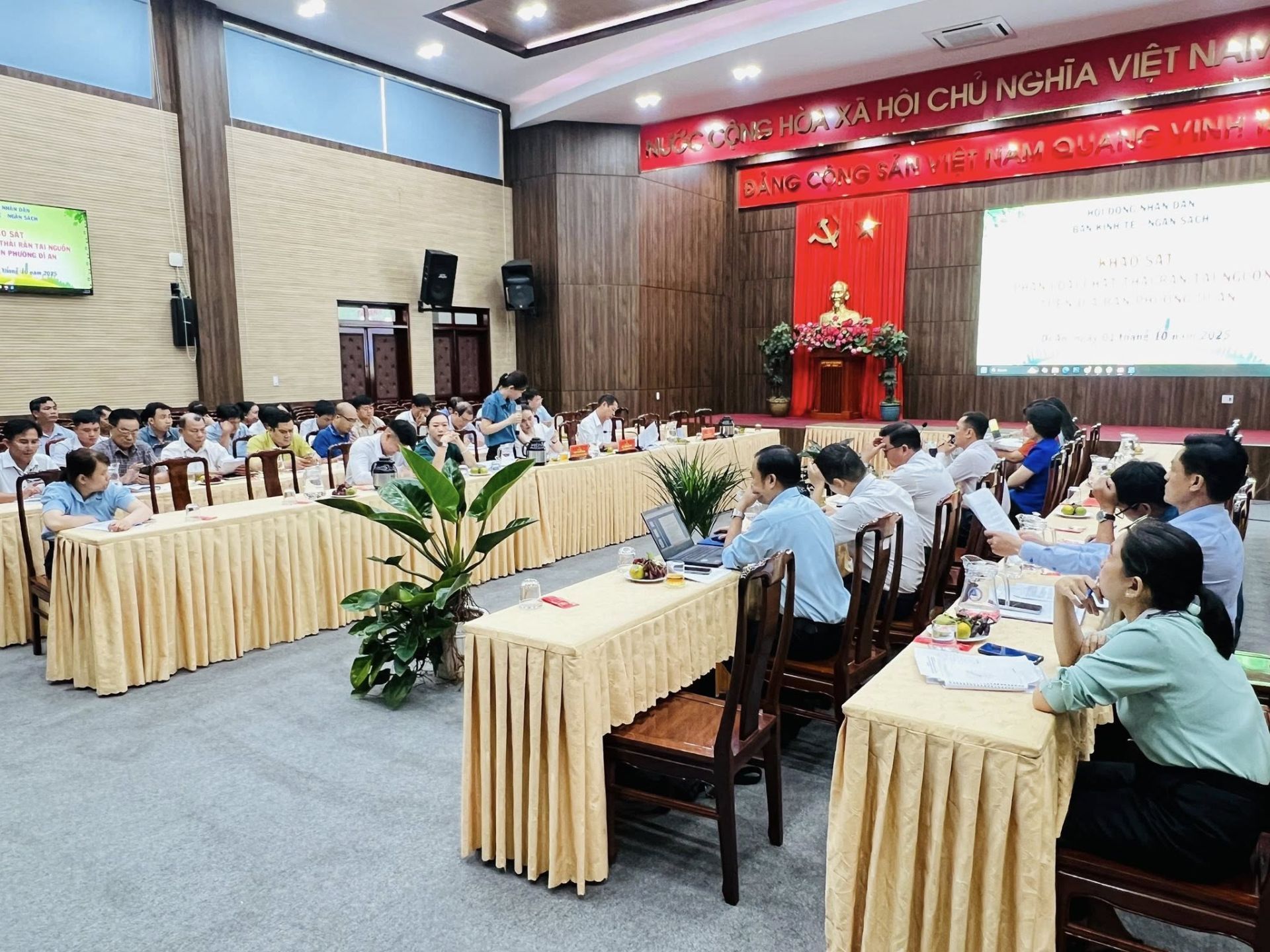 C&oacute; thể l&agrave; h&igrave;nh ảnh về 4 người, c&aacute;i bục v&agrave; văn bản cho biết '이 VIỆTN AAN AHỌI CHU NGHĨA VIỆT B&Agrave;NGCONG DANGCANG C&Ocirc;NG SAN शहा P QUANG VINH Đ&Agrave;NG AH10K11 3yA61&Nu;&Iota; mmi'