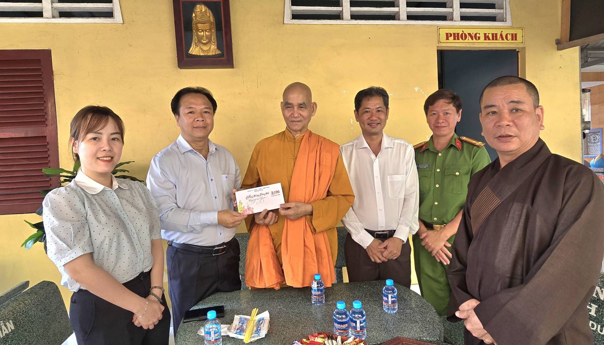 C&oacute; thể l&agrave; h&igrave;nh ảnh về một hoặc nhiều người, đền thờ v&agrave; văn bản