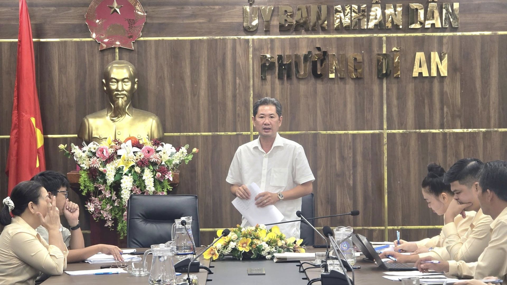 C&oacute; thể l&agrave; h&igrave;nh ảnh về c&aacute;i bục v&agrave; văn bản