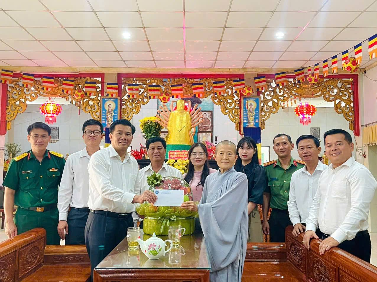 C&oacute; thể l&agrave; h&igrave;nh ảnh về đền thờ v&agrave; văn bản