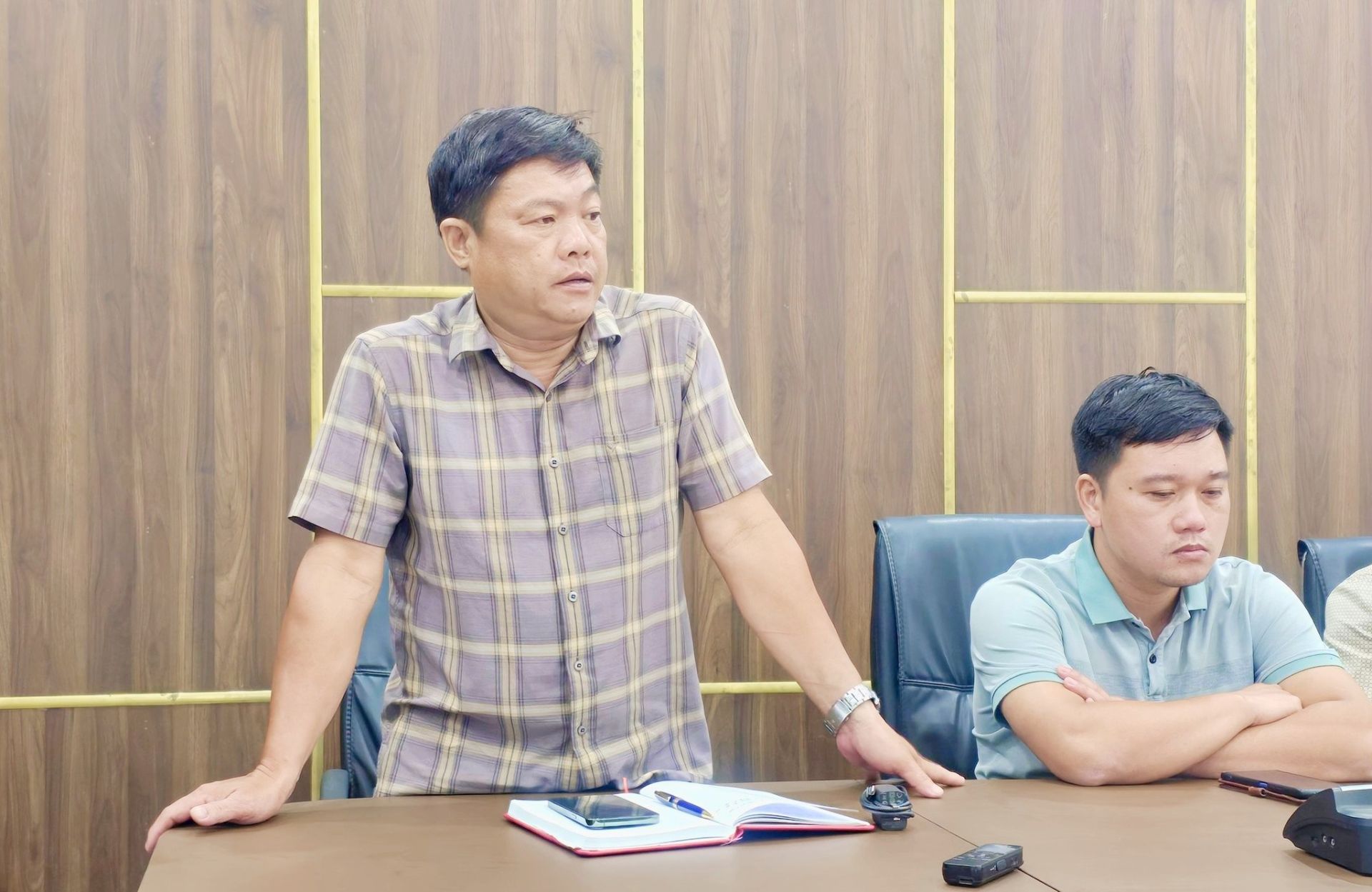 C&oacute; thể l&agrave; h&igrave;nh ảnh về một hoặc nhiều người v&agrave; ph&ograve;ng tin tức