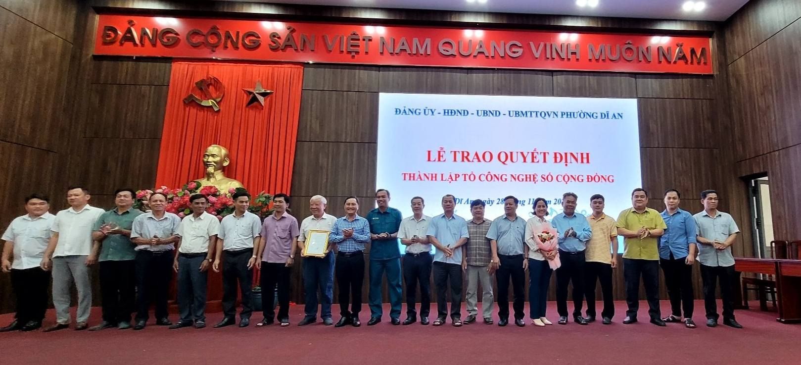 C&oacute; thể l&agrave; h&igrave;nh ảnh về k&egrave;n clarinet, k&egrave;n oboe v&agrave; văn bản cho biết 'ĐẢNG CỘNG SẢN VIỆT NAM QUANG VINH MU&Ocirc;N MU&Ocirc;NNĂM NĂM ĐẮNG ỦY- HDND- UBMTTQVNI PHƯỜNG DLYGİY-MOND-LIND-LBNTVYPHLUVCDLA DiA AN LẺ TRAO QUYẾT ĐỊNH TH&Agrave;NH LAP TỎ C&Ocirc;NG NGHỆ s&Oacute; CỘNG D&Ograve;NG'