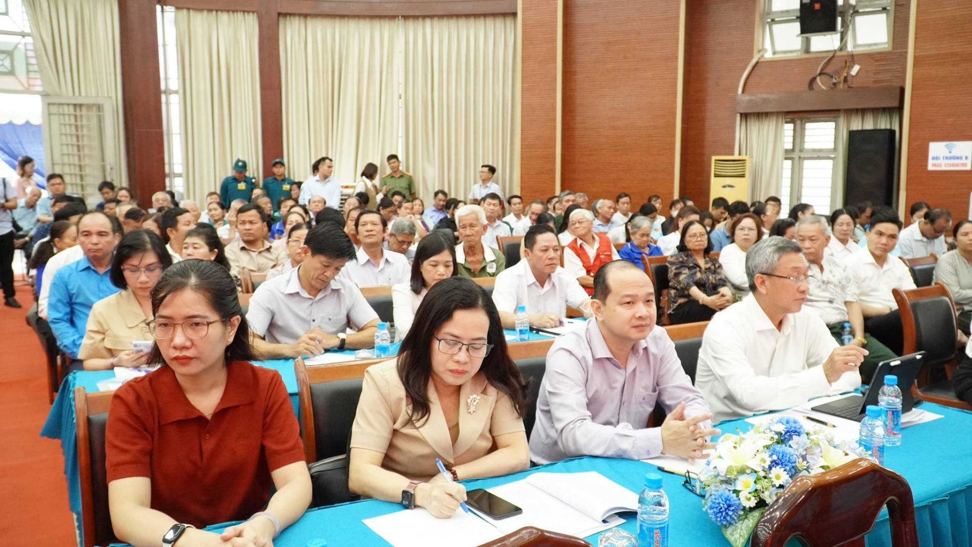 C&oacute; thể l&agrave; h&igrave;nh ảnh về một hoặc nhiều người v&agrave; văn bản