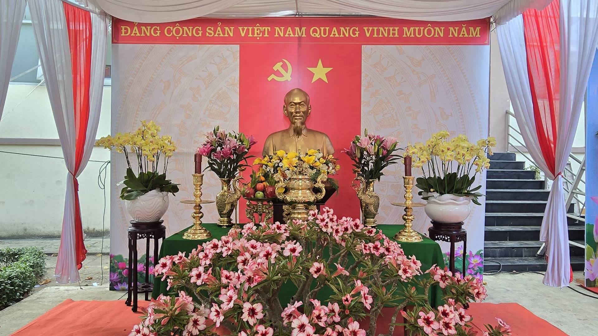 C&oacute; thể l&agrave; h&igrave;nh ảnh về hoa, c&aacute;i bục, đền thờ v&agrave; văn bản cho biết 'Đ&Aacute;NG CỘNG SẢN VIỆT NAM QUANG VINH MU&Ocirc;N NĂM አራሞክ" 정차해'