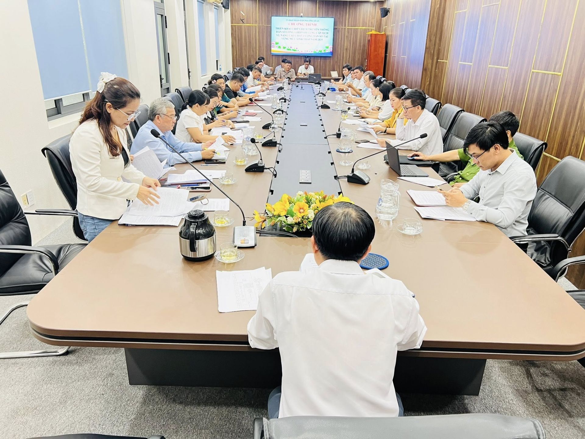 C&oacute; thể l&agrave; h&igrave;nh ảnh về 5 người, mọi người đang học, b&agrave;n, bệnh viện v&agrave; văn bản