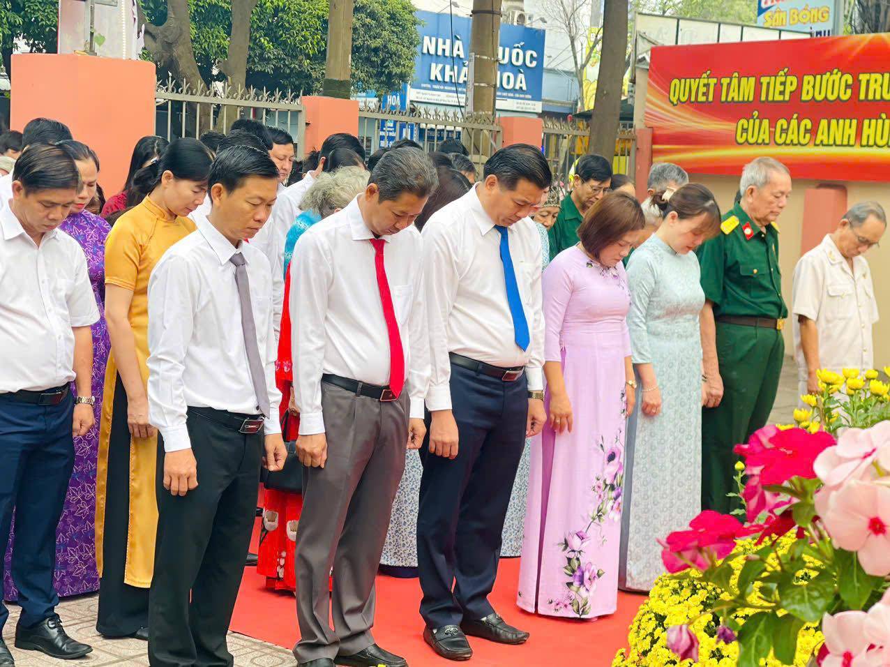 C&oacute; thể l&agrave; h&igrave;nh ảnh về một hoặc nhiều người, đền thờ v&agrave; văn bản cho biết 'NHA-UỐC UỐC NH&Agrave; KHA H IO&Agrave; 0 - PRM S&Ocirc;n BONG HII QUYẾT T&Acirc;M TIẾP BƯỚC TRU CỦA C&Aacute;C ANH H&Ugrave;'