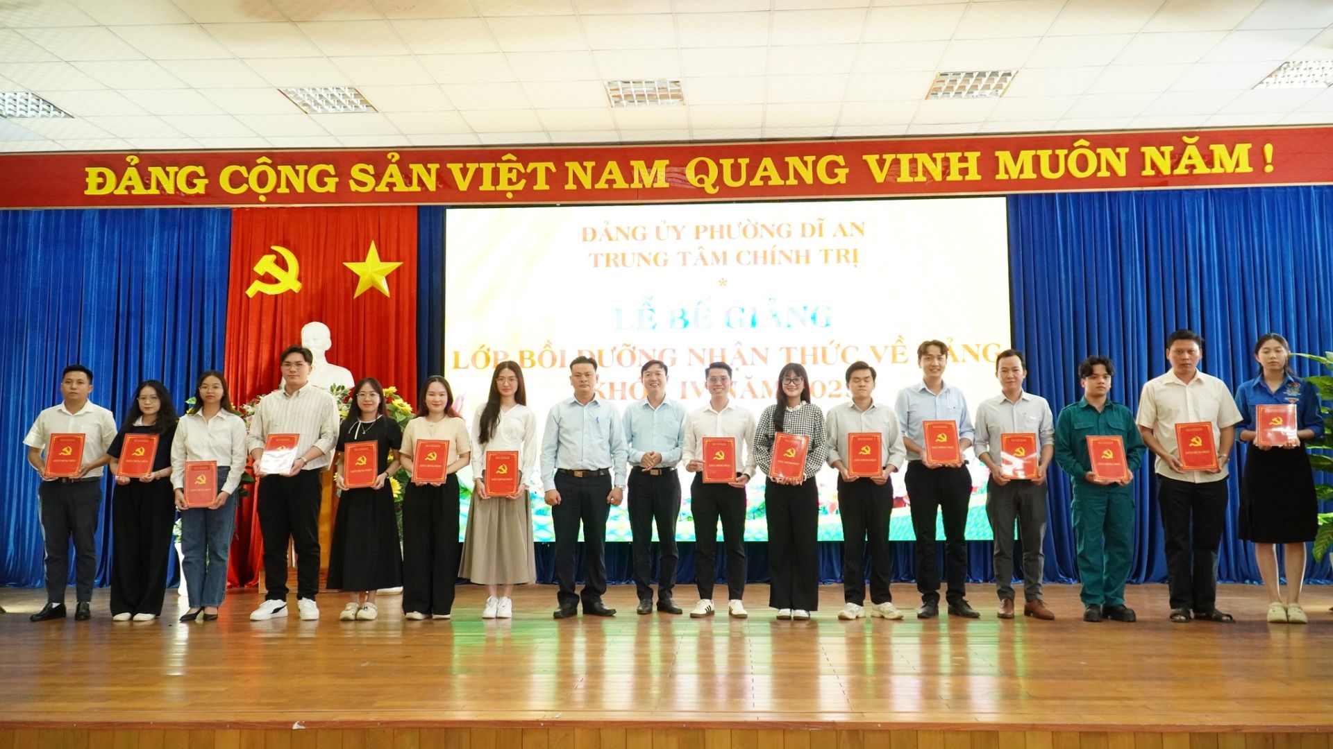 C&oacute; thể l&agrave; h&igrave;nh ảnh về &lrm;đang khi&ecirc;u vũ, đ&agrave;n violin v&agrave; &lrm;văn bản cho biết '&lrm;町モリー 百灣日... 星科 ĐẢNG CỘNG SẢN VIỆT NAM QUANG VINH MU&Ocirc;N NĂM! ん ĐANG ا PHƯỜNG PH&Uacute; DI A.N TRUNG TRI RUNGT&Acirc;MCH&Iacute;NH CH&Iacute;NH TRỊ T&Acirc;M LỚPB&Ocirc;I -&lrm;'&lrm;&lrm;