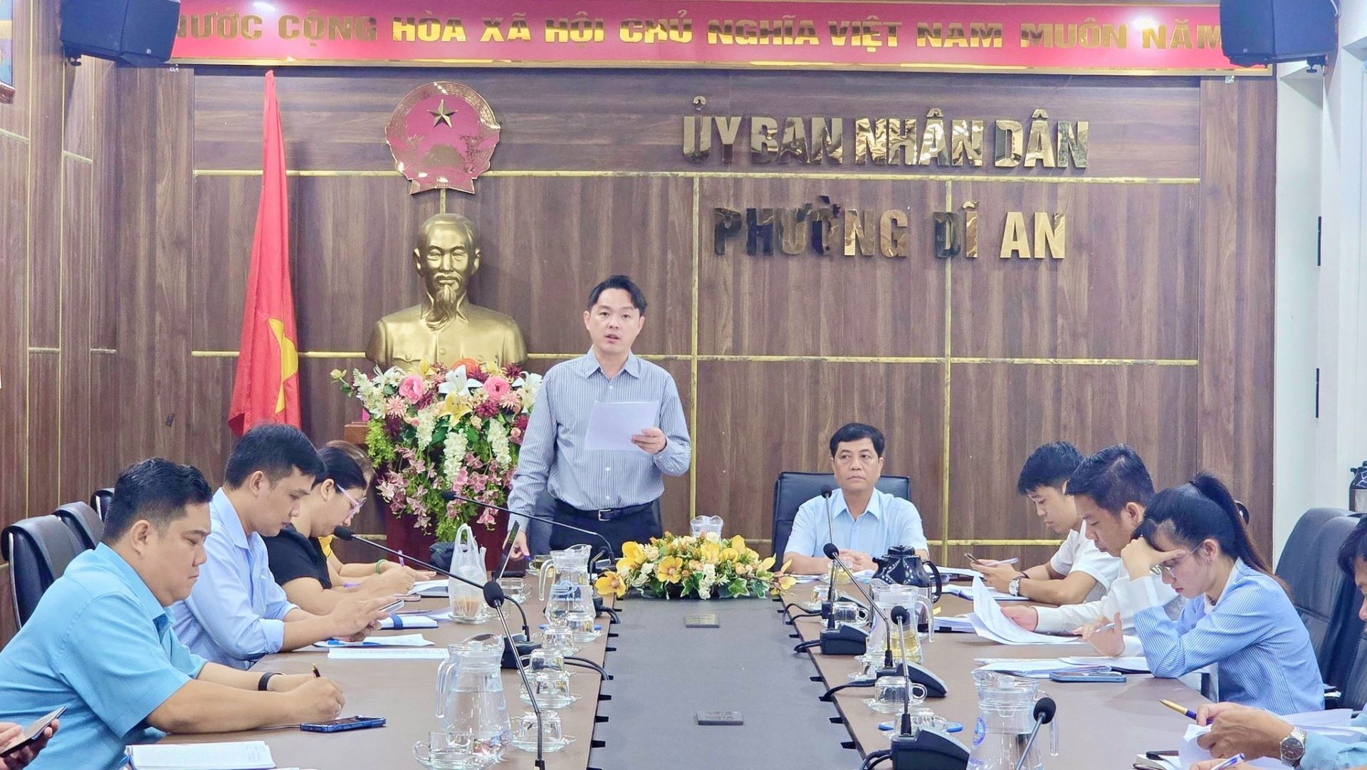 C&oacute; thể l&agrave; h&igrave;nh ảnh về một hoặc nhiều người v&agrave; văn bản