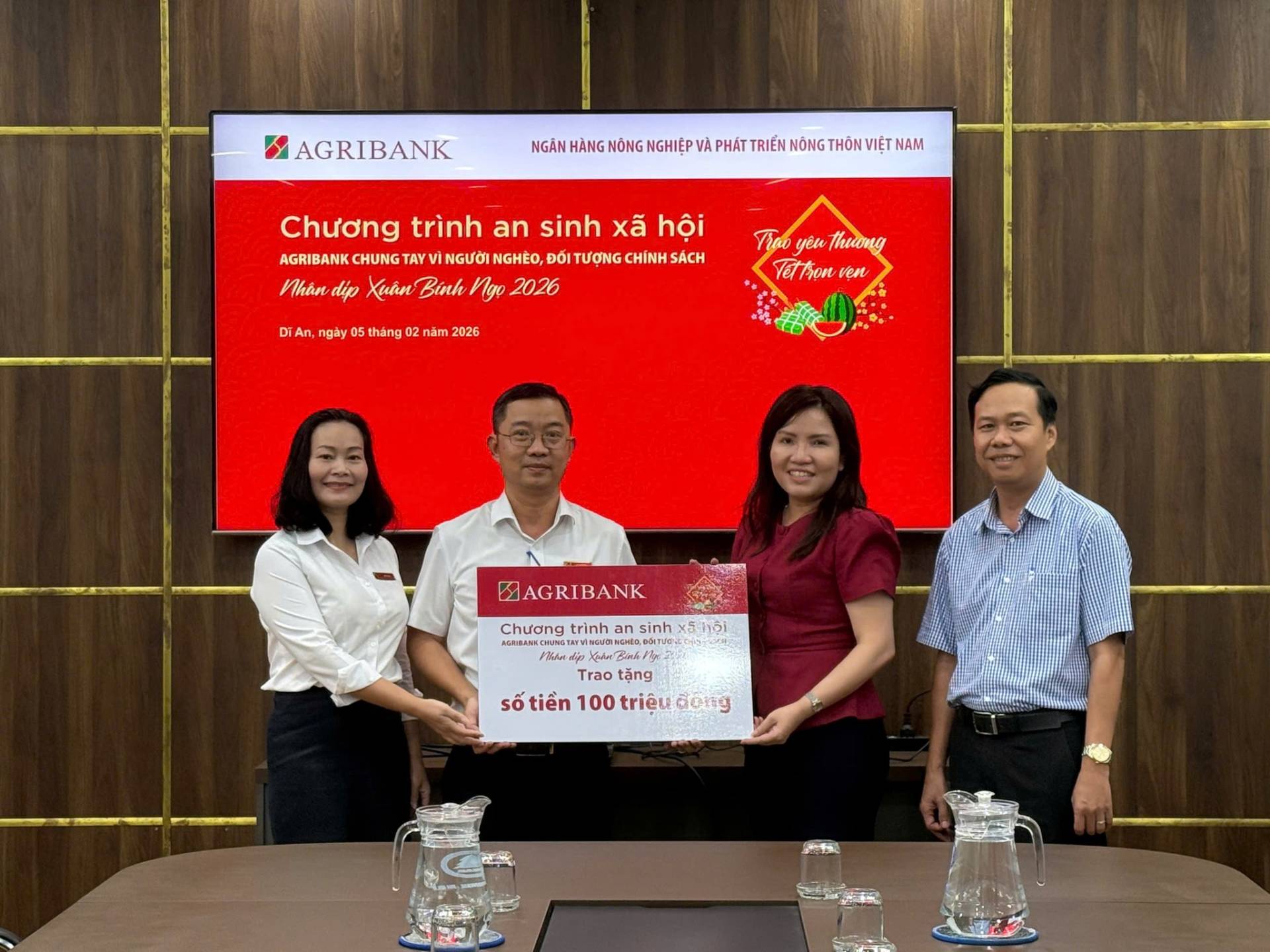 C&oacute; thể l&agrave; h&igrave;nh ảnh về một hoặc nhiều người v&agrave; văn bản cho biết 'AGRIBANK NG&Acirc;N H&Agrave;NG N&Ocirc;NG NGHIỆP V&Agrave; PH&Aacute;T TRIẾN N&Ocirc;NG TH&Ocirc;N VIỆT NAM Chương tr&igrave;nh an sinh x&atilde; hội AGRIBANK CHUNG TAY GƯỜI NGH&Egrave;O, ĐỐI TƯƠNG CH&Iacute;NH S&Aacute;CH Nh&acirc;n a&psi; Xu&acirc;n Binh nAp 2026 DiA An, ng&agrave;y 05 th&aacute;ng năm 2026 Thao y&ecirc;u thương Yettron vện ven DAGRIBANK Chương tr&igrave;nh sinh Chươ &times;コキウi # Bnh/ Trao tạng số sốtiền100triệuđong tiển 100 tri&ecirc;u aong だーチチ'