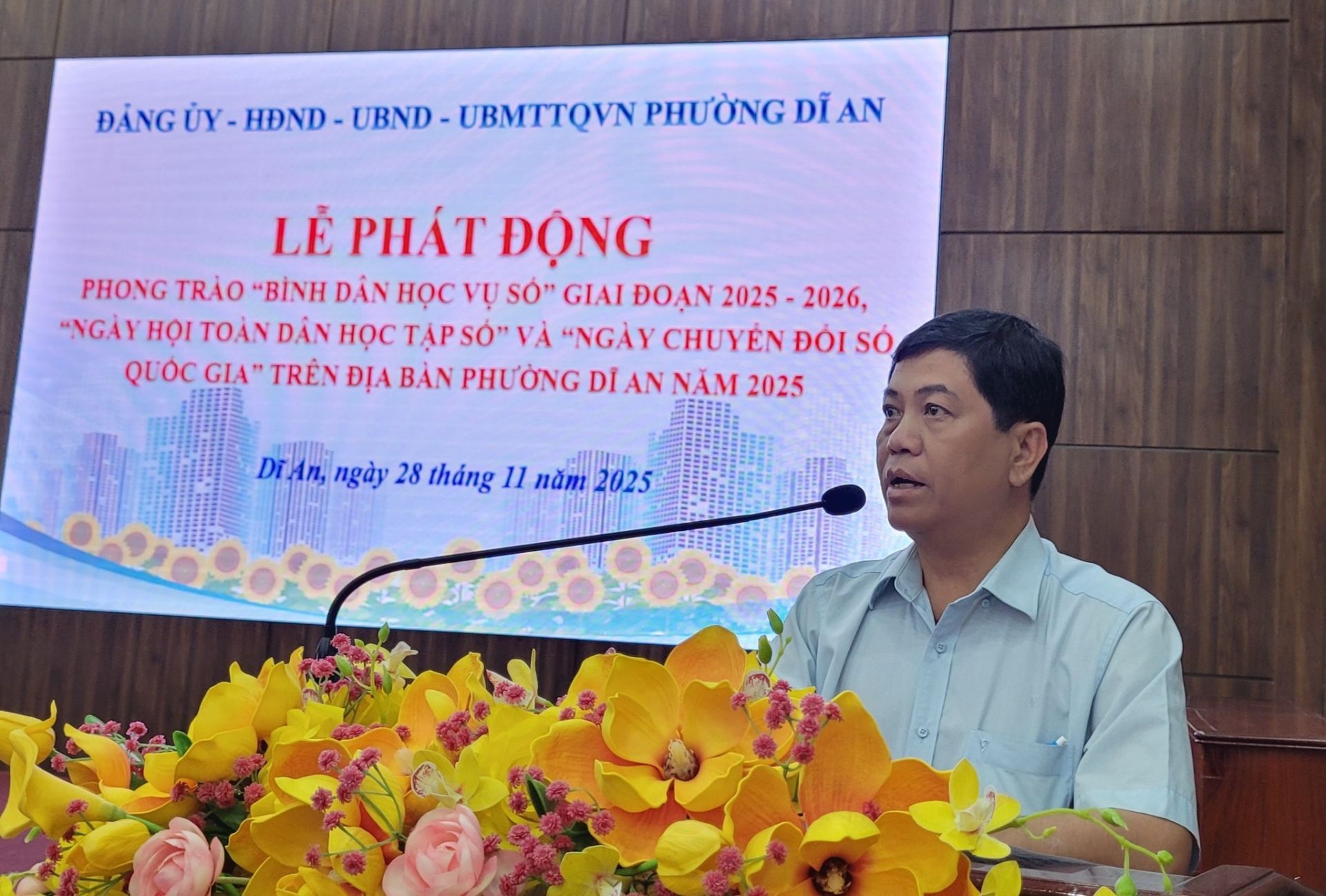 C&oacute; thể l&agrave; h&igrave;nh ảnh về c&aacute;i bục v&agrave; văn bản cho biết 'ĐẢNG ỦY- HDND UBND UBMTTQVN PHƯỜNG DĨ DĨAN AN LE PH&Aacute;T ĐỘNG PHONG TR&Agrave;O "B&Igrave;NH DẦN HỌC VỤ SO" GIAI DOẠN 2025- 2026, "NG&Agrave;Y HỌI TO&Agrave;N DAN HOC TẠP S&Oacute;" V&Agrave; "NG&Agrave;Y CHUYỂN ĐỎI So QUỐC GIA" TR&Ecirc;N ĐỊA B&Agrave;N PHƯỞNG DI AN NĂM 2025 DiAn, ng&agrave;y 28 th&aacute;ng 11 năm ăm2025 2025'