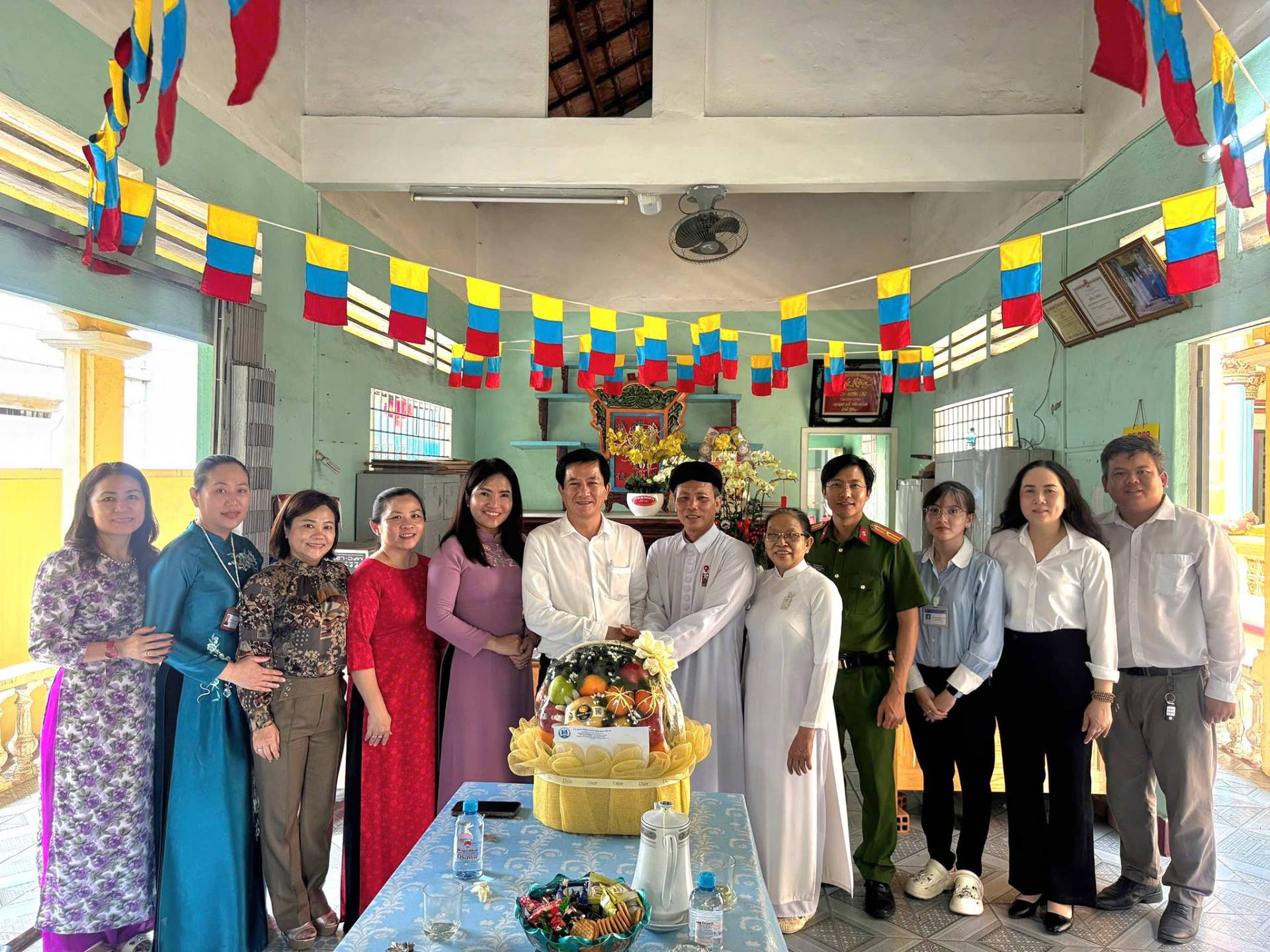 C&oacute; thể l&agrave; h&igrave;nh ảnh về một hoặc nhiều người