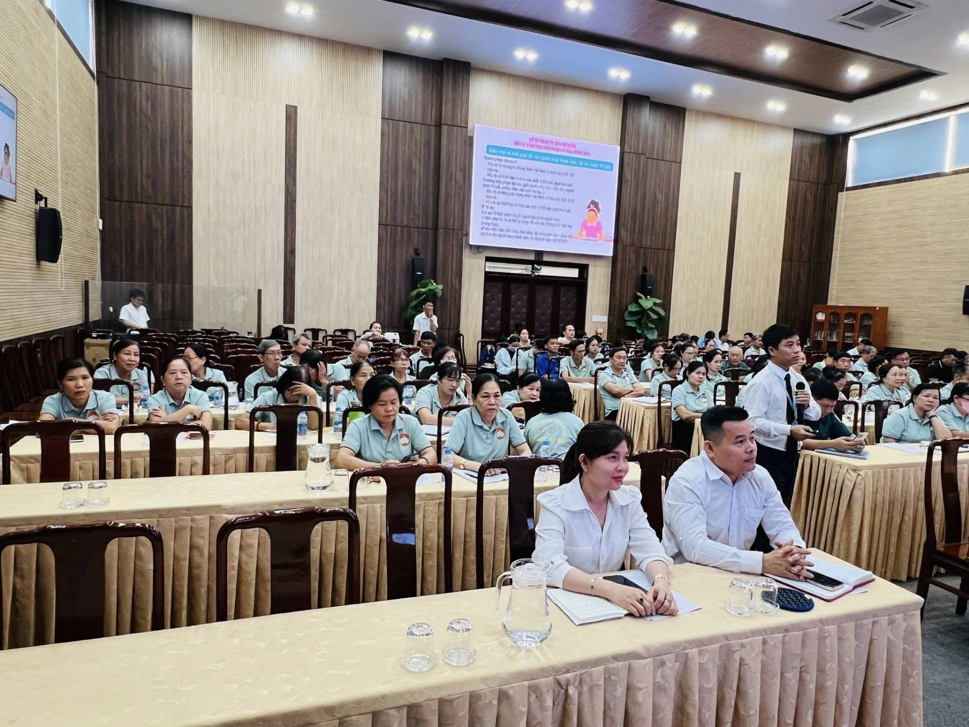 C&oacute; thể l&agrave; h&igrave;nh ảnh về một hoặc nhiều người, c&aacute;i bục v&agrave; văn bản