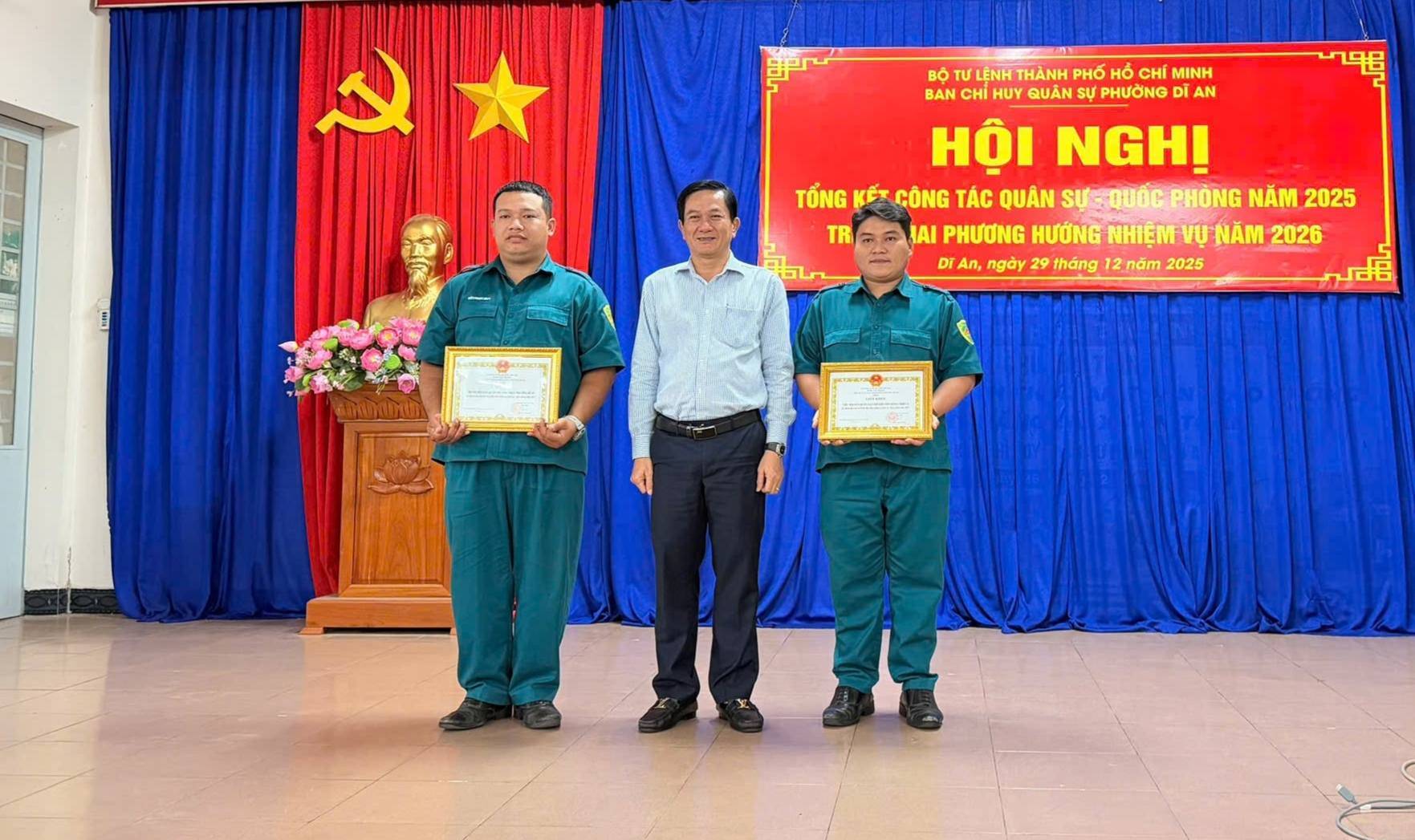 C&oacute; thể l&agrave; h&igrave;nh ảnh về c&aacute;i bục v&agrave; văn bản cho biết 'አ Lm BỘ TƯ LỆNH TH&Agrave;NH PHỐ HỒ CH&Iacute; MINH BAN CHỈ HUY QU&Acirc;N PHƯỜNG DI AN HỘI NGHỊ C&Ocirc;NG T&Aacute;C QU&Acirc;N SU-QU&Oacute;CPH&Ograve;NG NĂM 2025 IAI PHƯƠNG HƯỚNG NHIỆM ỰNĂM 2026 Dr An, ng&agrave;y 29 th&aacute;ng năm 2025 TỔNG TR'