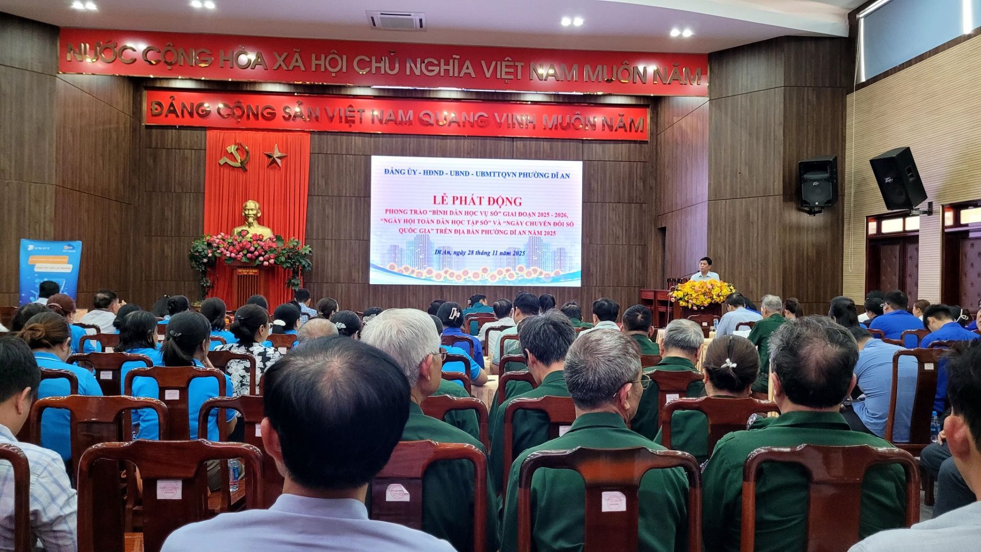 C&oacute; thể l&agrave; h&igrave;nh ảnh về một hoặc nhiều người v&agrave; văn bản