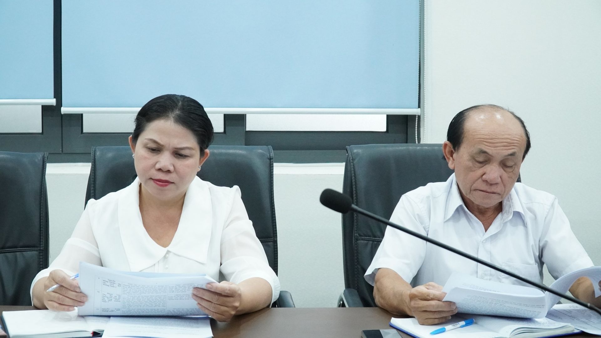 C&oacute; thể l&agrave; h&igrave;nh ảnh về một hoặc nhiều người v&agrave; văn bản