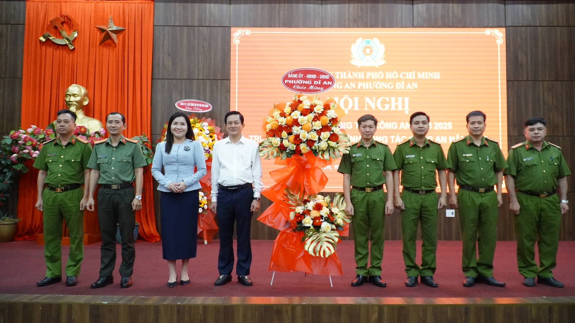 C&oacute; thể l&agrave; h&igrave;nh ảnh về một hoặc nhiều người v&agrave; văn bản