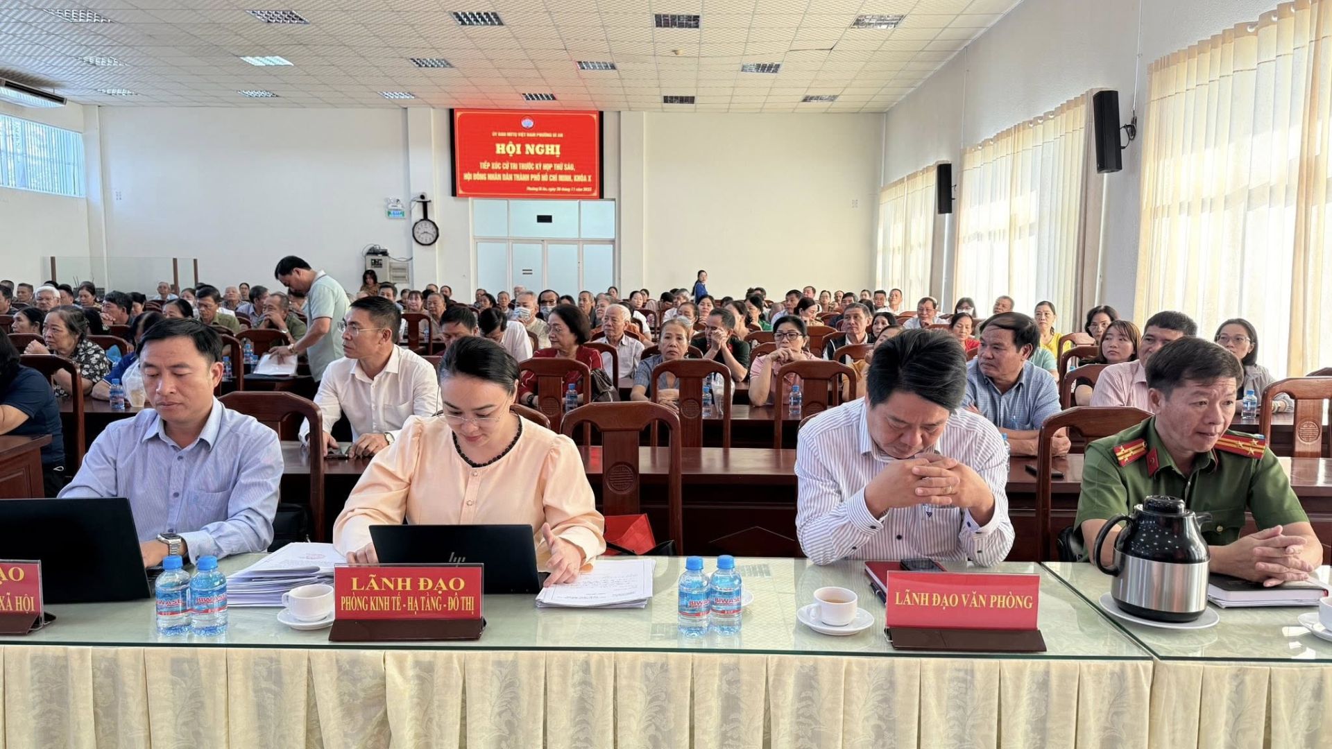 C&oacute; thể l&agrave; h&igrave;nh ảnh về một hoặc nhiều người, mọi người đang học v&agrave; văn bản