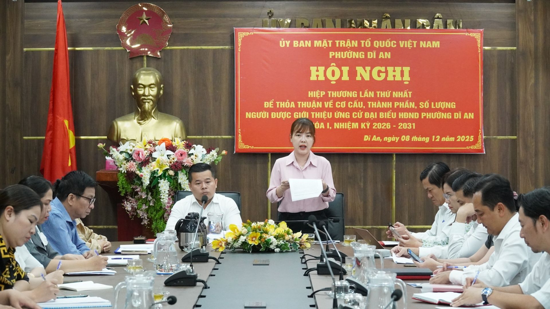 C&oacute; thể l&agrave; h&igrave;nh ảnh về một hoặc nhiều người v&agrave; văn bản cho biết 'ỦYBAN ỦY BAN MẶT TR&Acirc;N TỔ QUỐC VIỆT NAM PHƯỞNG DI AN HỘI NGHI HIỆP THƯƠNG LẦN THỬ NHẤT ĐỂ THỎA THUẬN VẾ cơ CẤU, TH&Agrave;NH PHẨN, SỐ LƯỢNG NGƯỜI ĐƯỢC GIỚI THIỆU ỨNG CỬ ĐẠI BIỀU HĐND PHƯỞNG DI AN &Oacute;A I. NHIỆM KY 2026 2031 Di An, ng&agrave;y 08 th&aacute;ng 12 กลัดง 2025 1 Apabs'