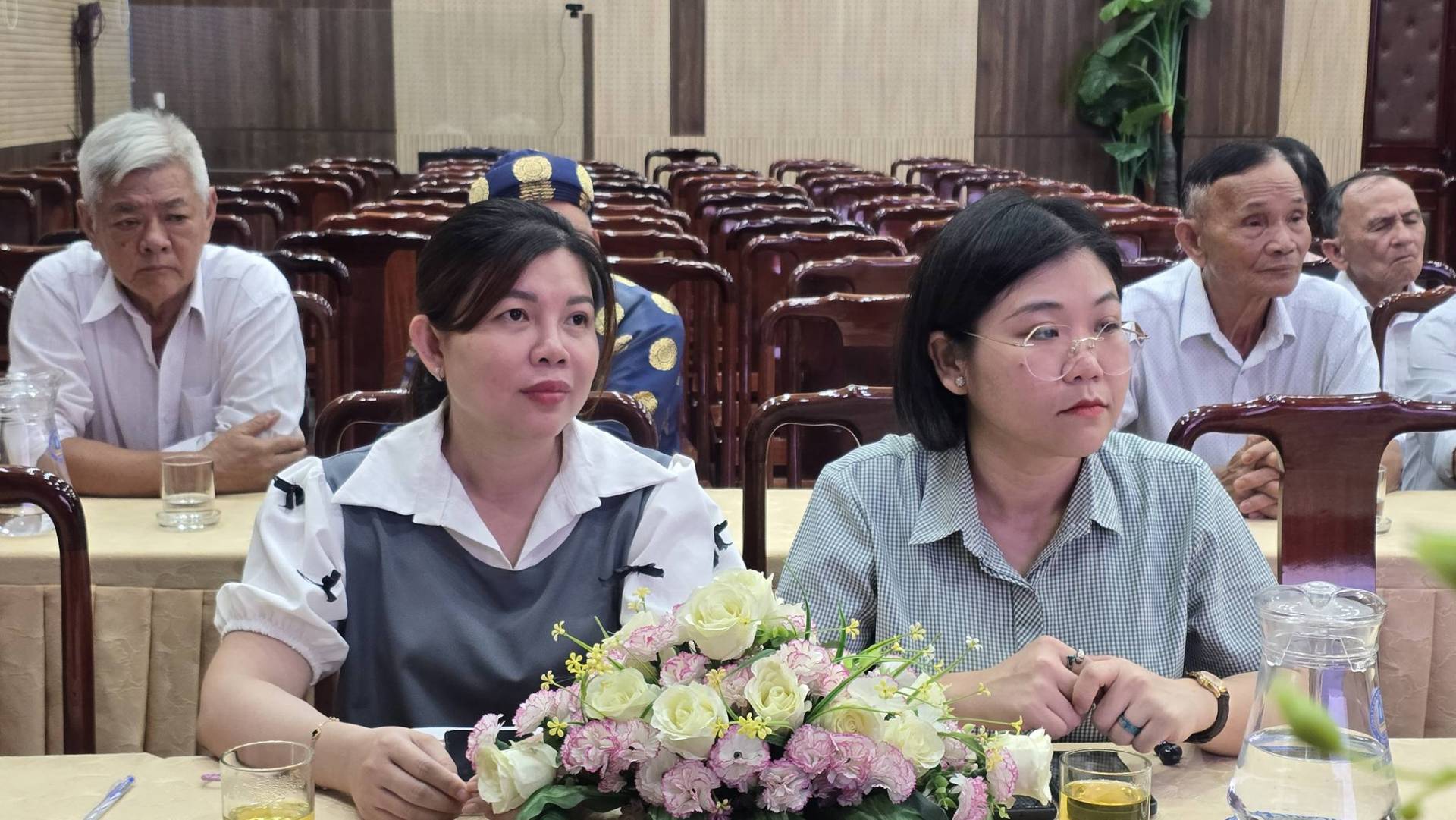 C&oacute; thể l&agrave; h&igrave;nh ảnh về một hoặc nhiều người