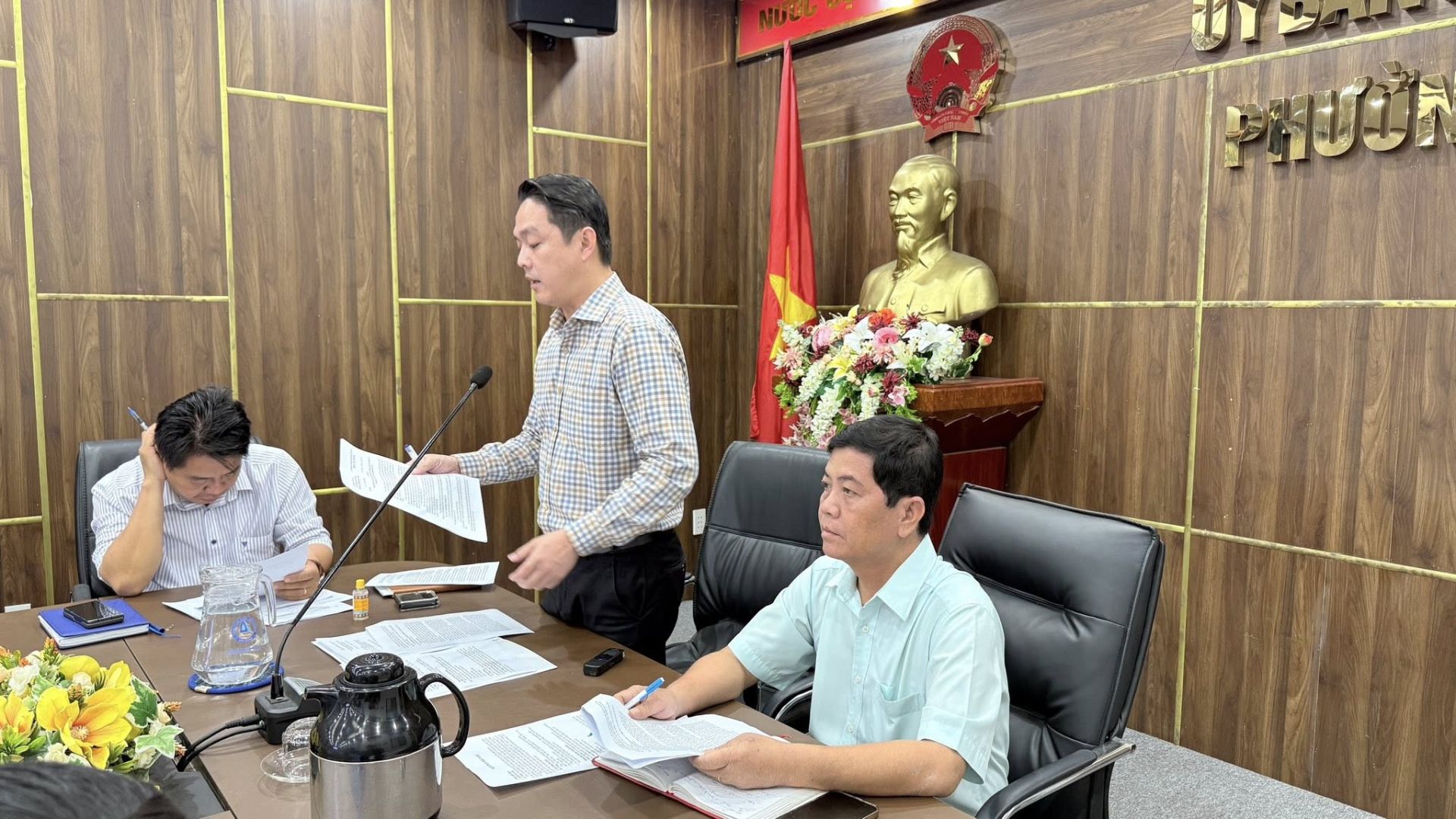 C&oacute; thể l&agrave; h&igrave;nh ảnh về 3 người v&agrave; văn bản