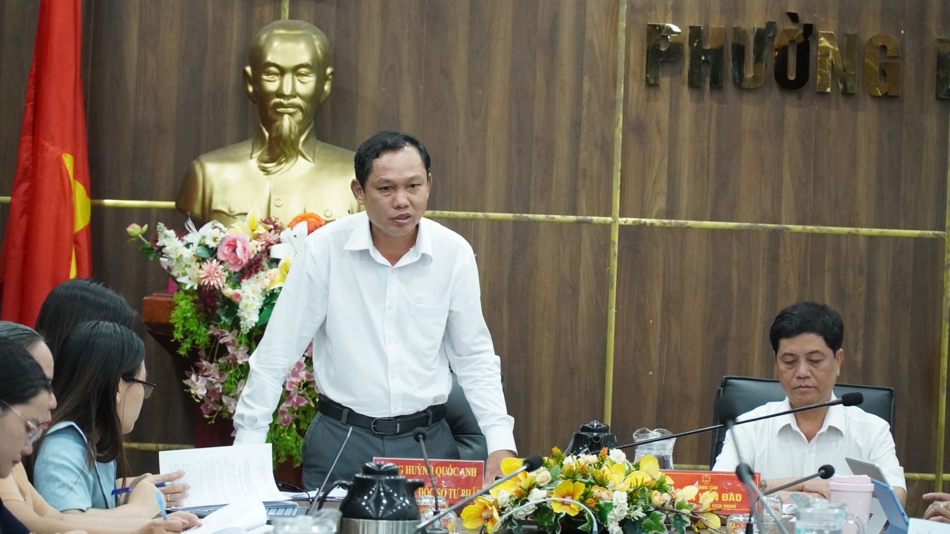 C&oacute; thể l&agrave; h&igrave;nh ảnh về một hoặc nhiều người v&agrave; văn bản