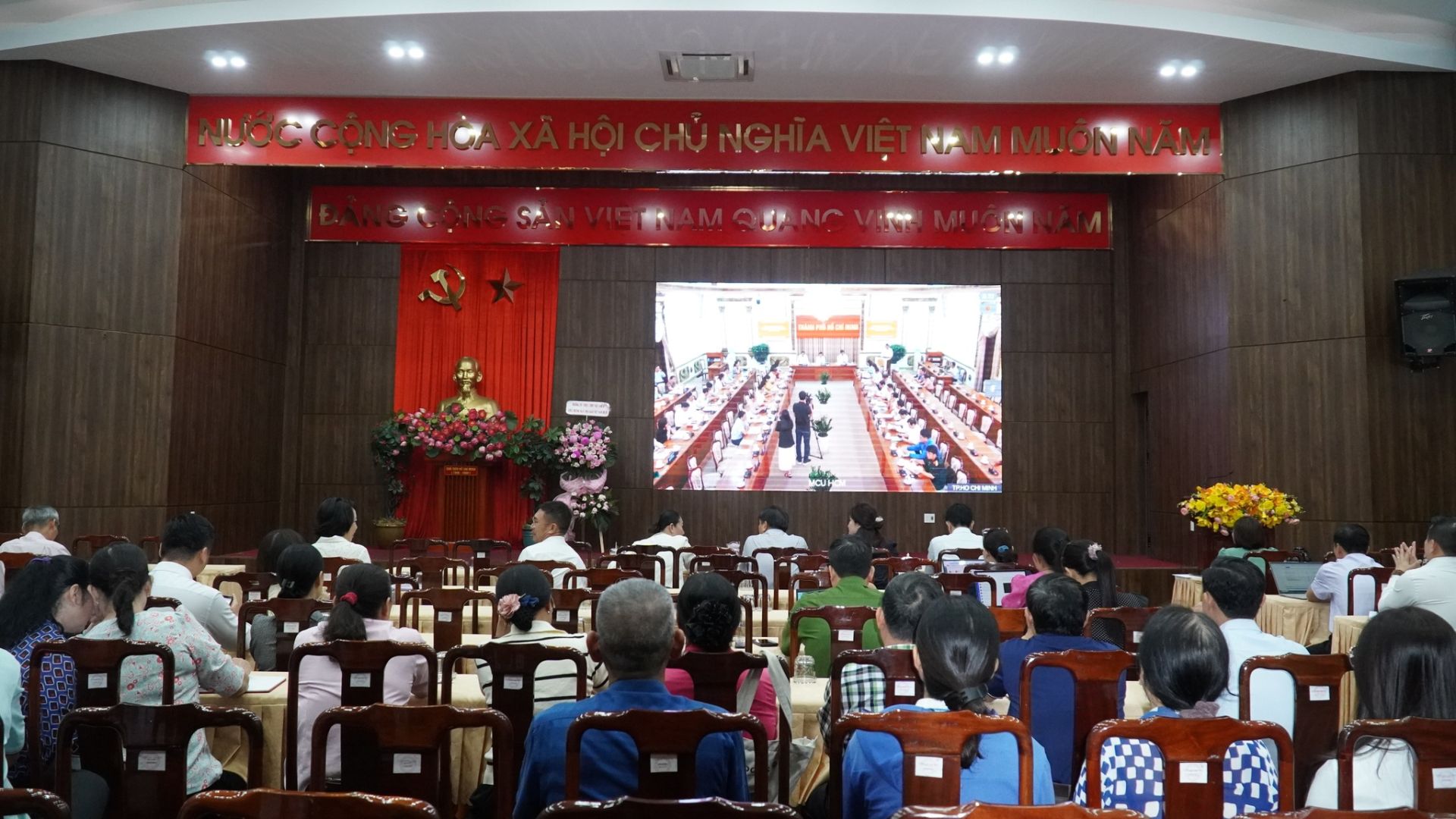 C&oacute; thể l&agrave; h&igrave;nh ảnh về c&aacute;i bục, đền thờ v&agrave; văn bản cho biết 'NƯỚCO VA'