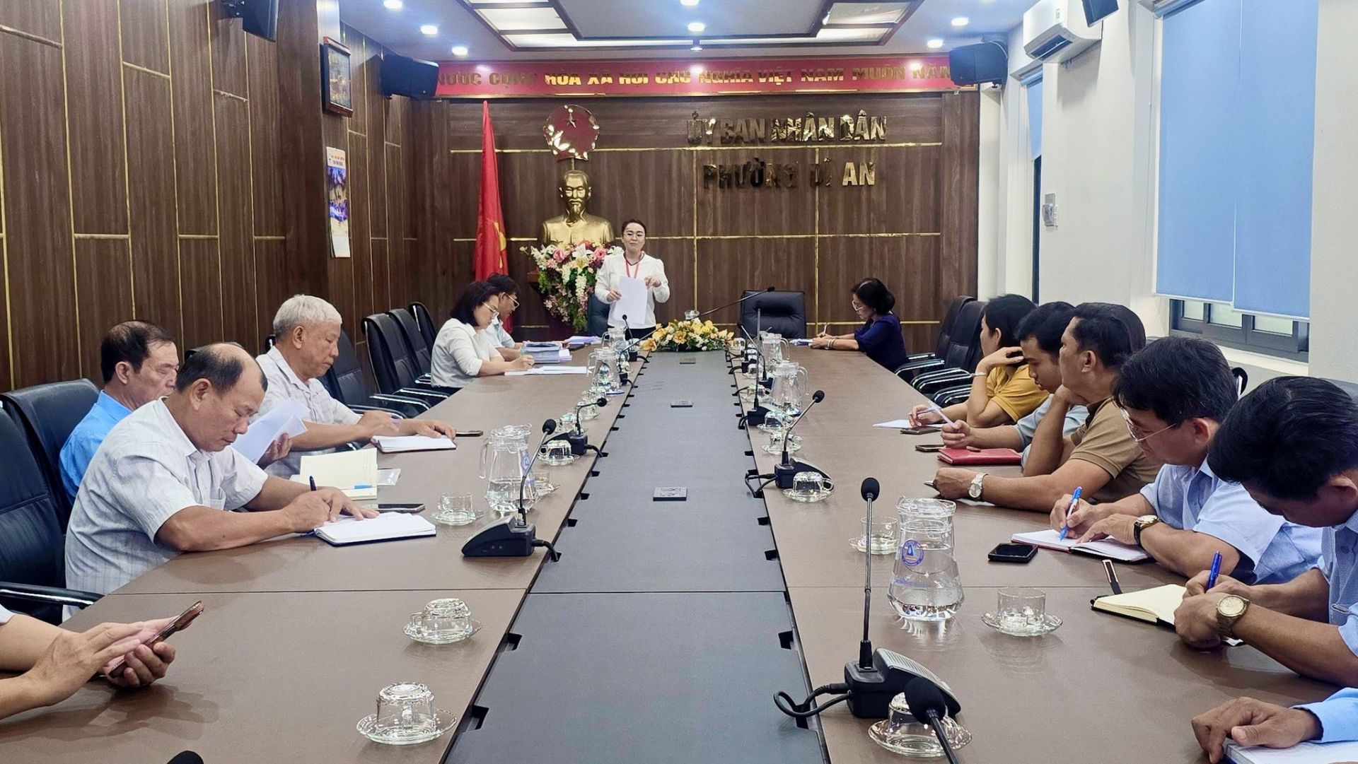 C&oacute; thể l&agrave; h&igrave;nh ảnh về một hoặc nhiều người, mọi người đang học, b&agrave;n v&agrave; văn bản