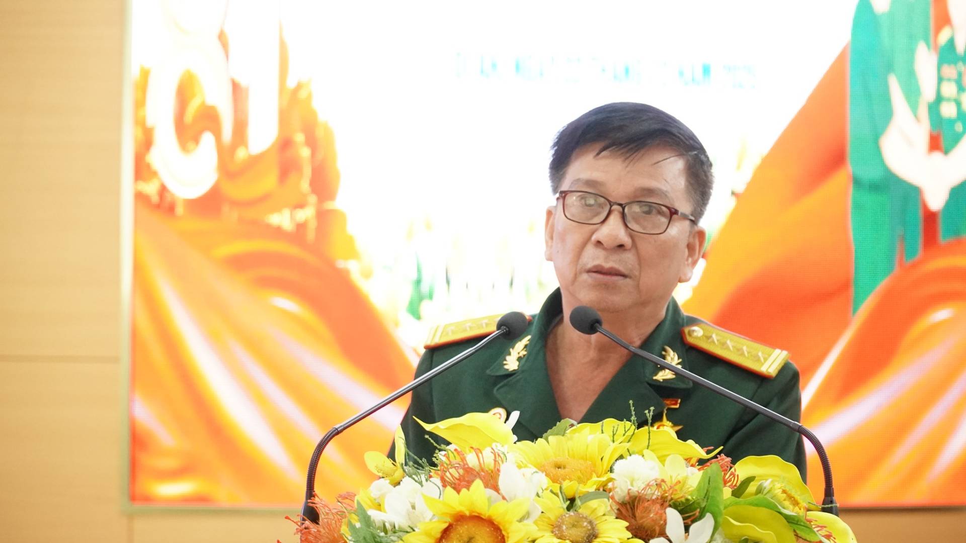 C&oacute; thể l&agrave; h&igrave;nh ảnh về c&aacute;i bục v&agrave; văn bản