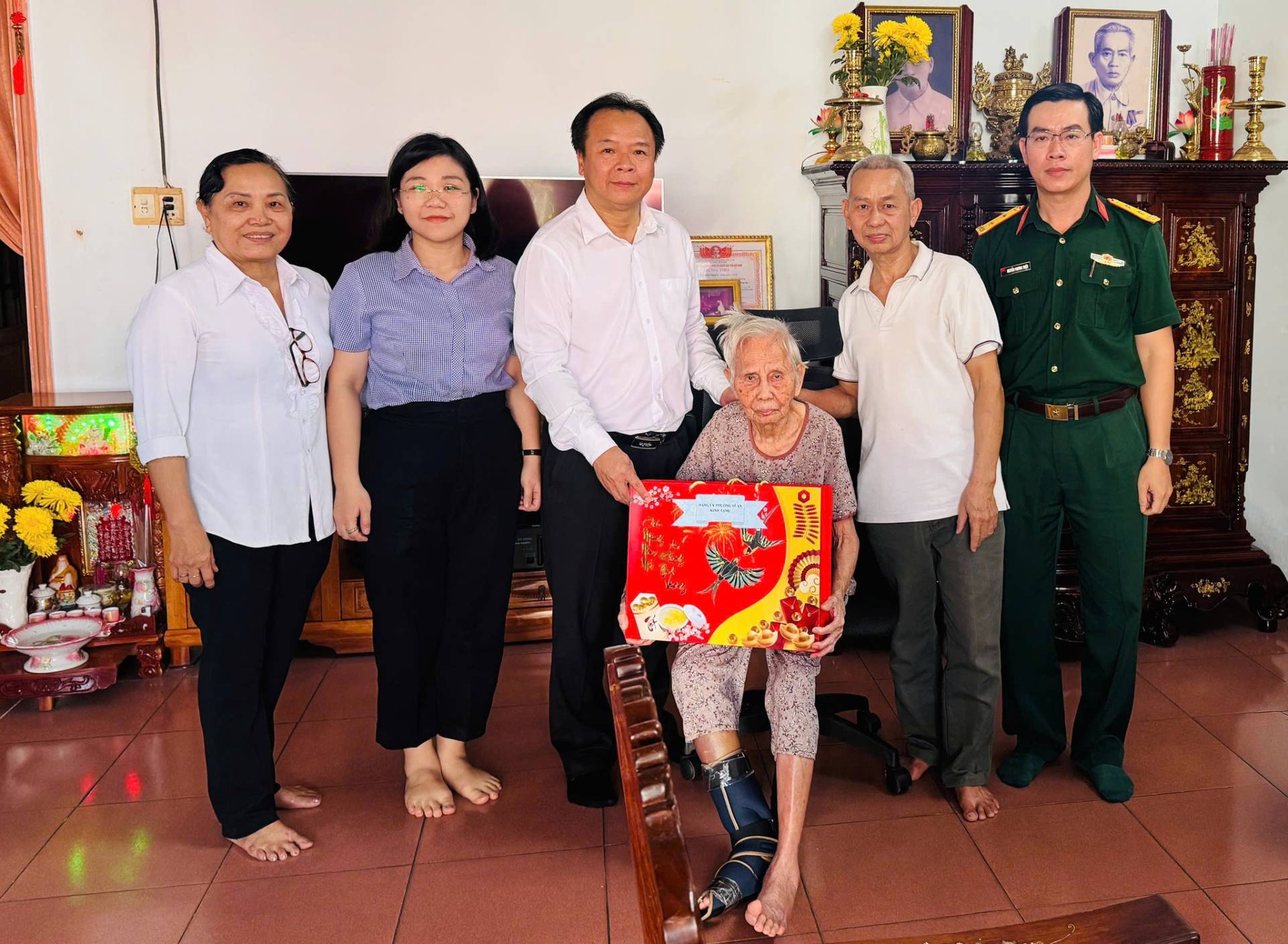 C&oacute; thể l&agrave; h&igrave;nh ảnh về một hoặc nhiều người v&agrave; văn bản