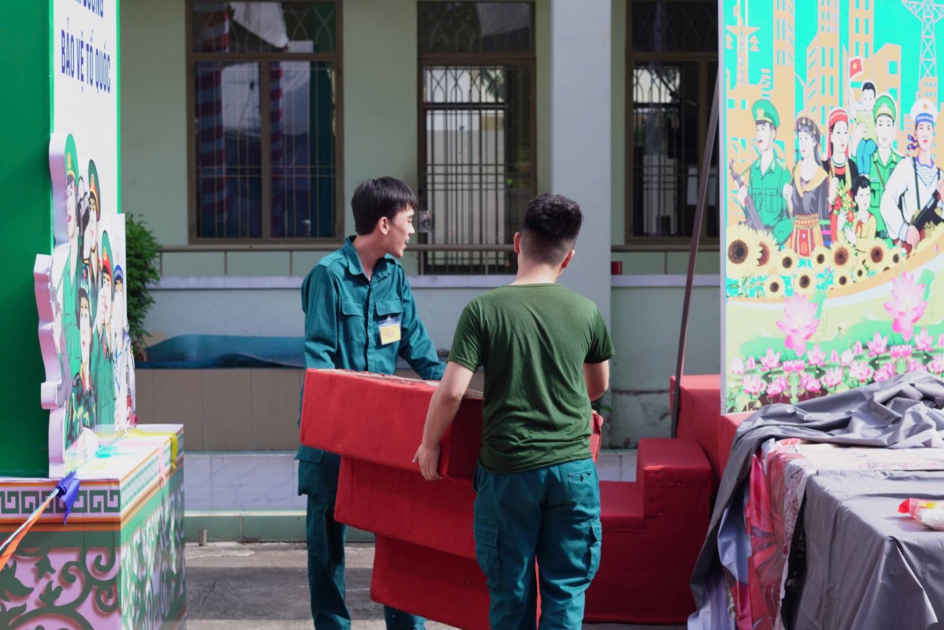 C&oacute; thể l&agrave; h&igrave;nh ảnh về một hoặc nhiều người v&agrave; văn bản