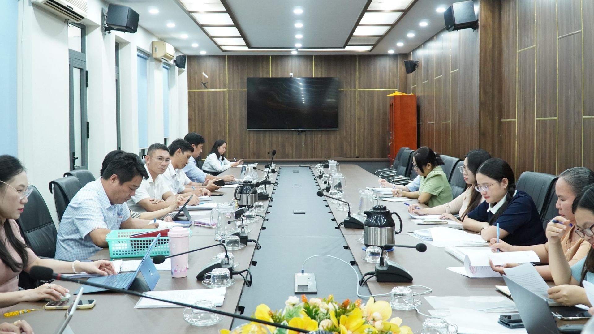 C&oacute; thể l&agrave; h&igrave;nh ảnh về một hoặc nhiều người, mọi người đang học v&agrave; b&agrave;n