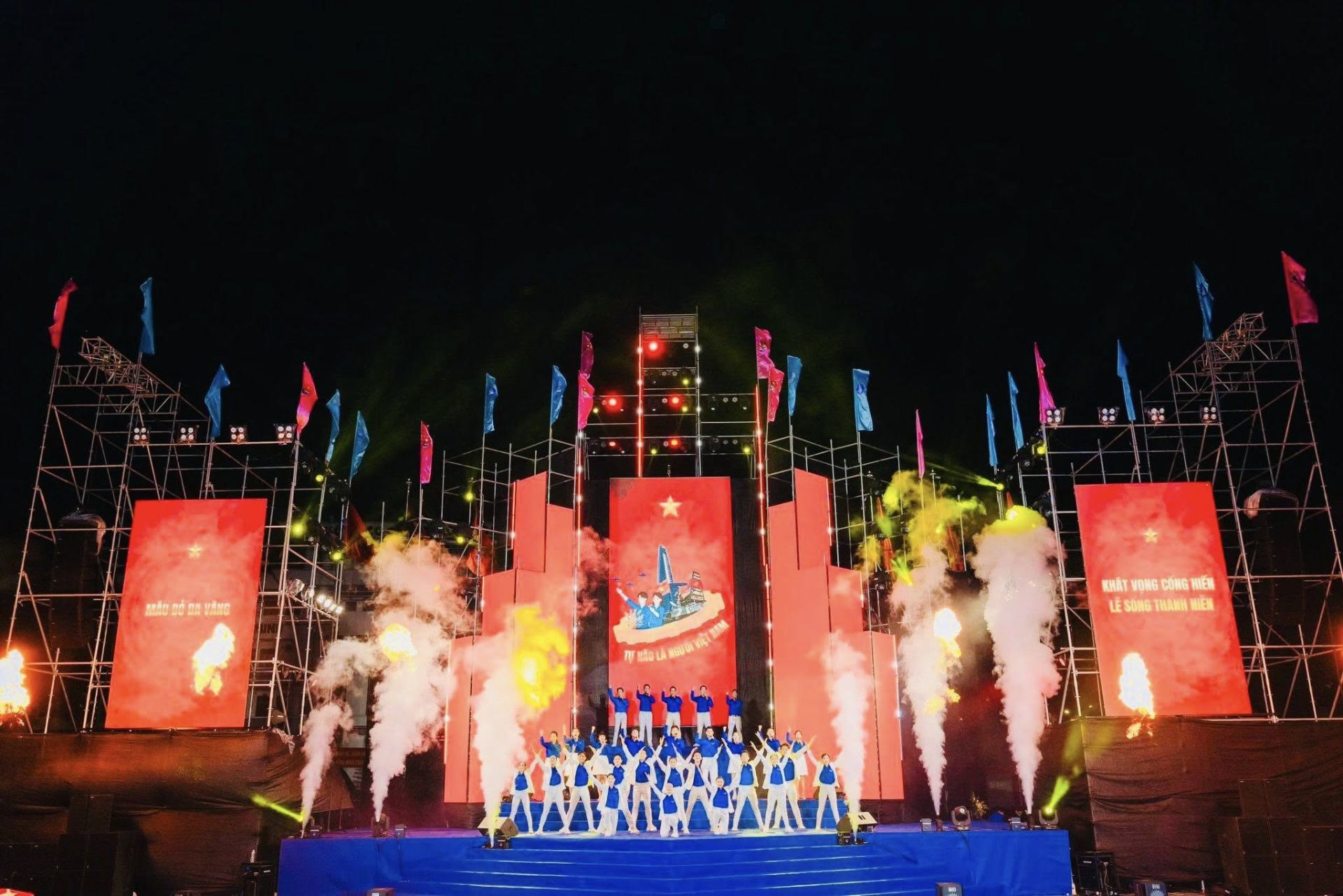 C&oacute; thể l&agrave; h&igrave;nh ảnh về đ&aacute;m đ&ocirc;ng v&agrave; văn bản