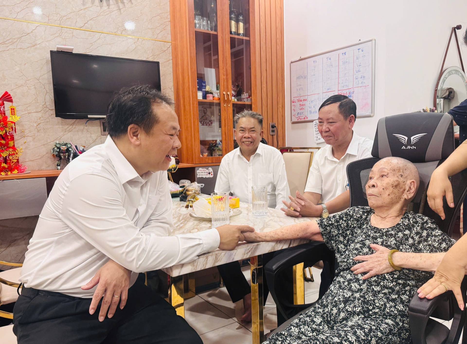 C&oacute; thể l&agrave; h&igrave;nh ảnh về một hoặc nhiều người