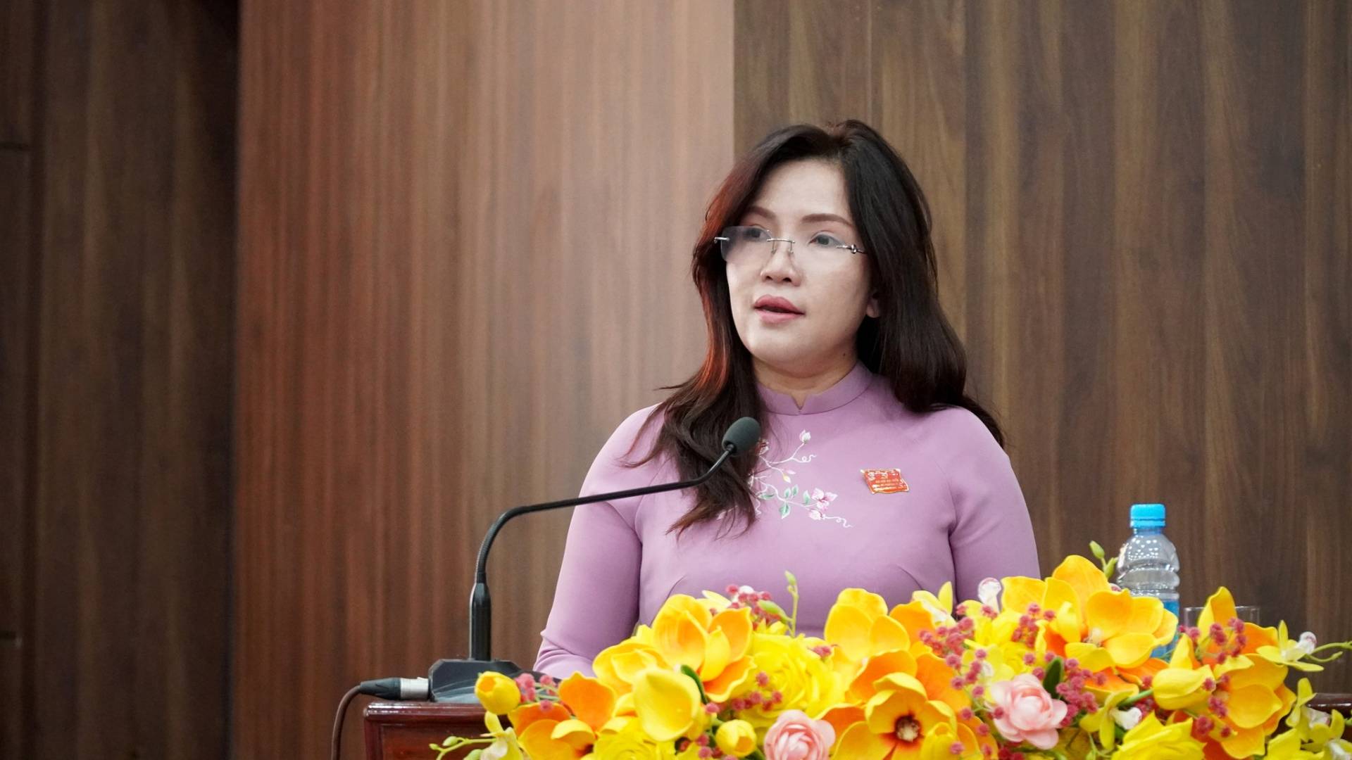 C&oacute; thể l&agrave; h&igrave;nh ảnh về một hoặc nhiều người v&agrave; văn bản