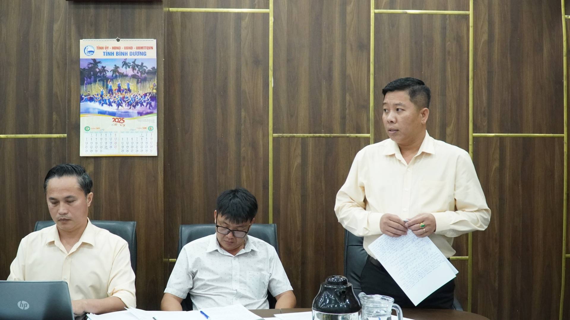 C&oacute; thể l&agrave; h&igrave;nh ảnh về một hoặc nhiều người, mọi người đang học v&agrave; văn bản